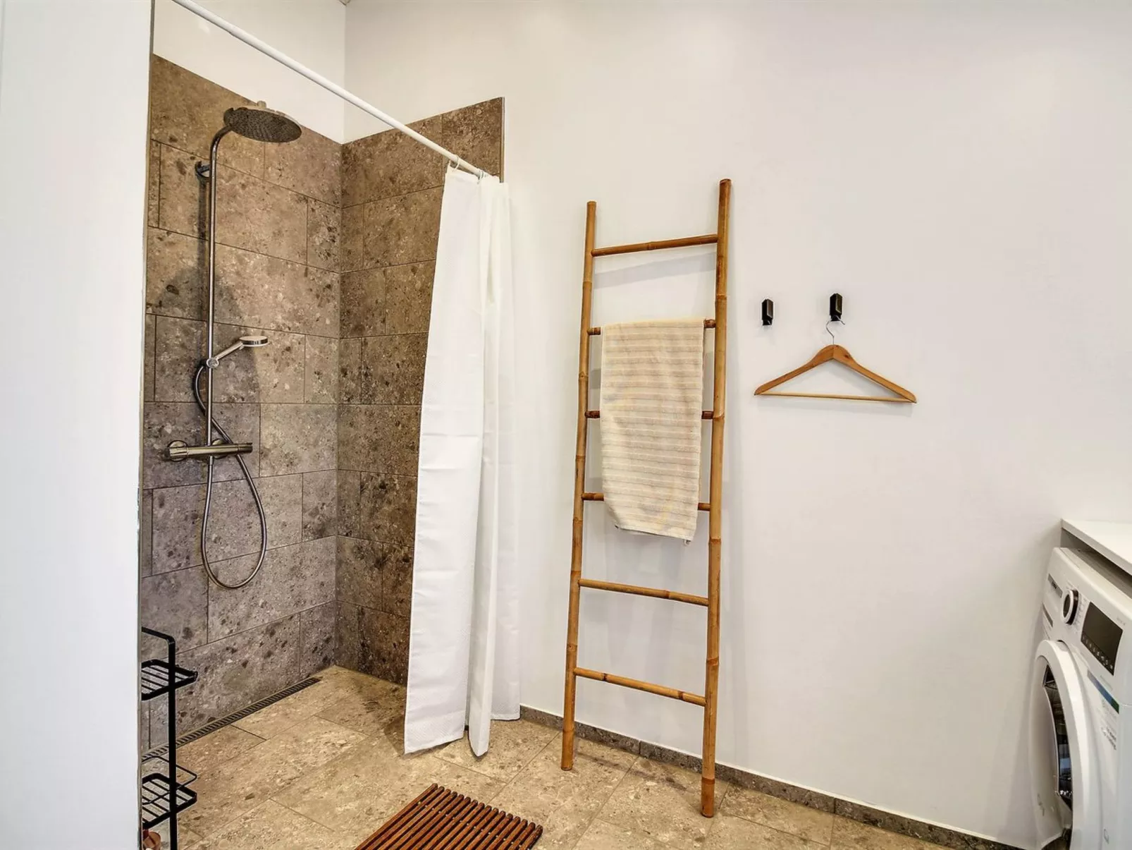 "Aleko" - 2.5km from the sea-Binnen