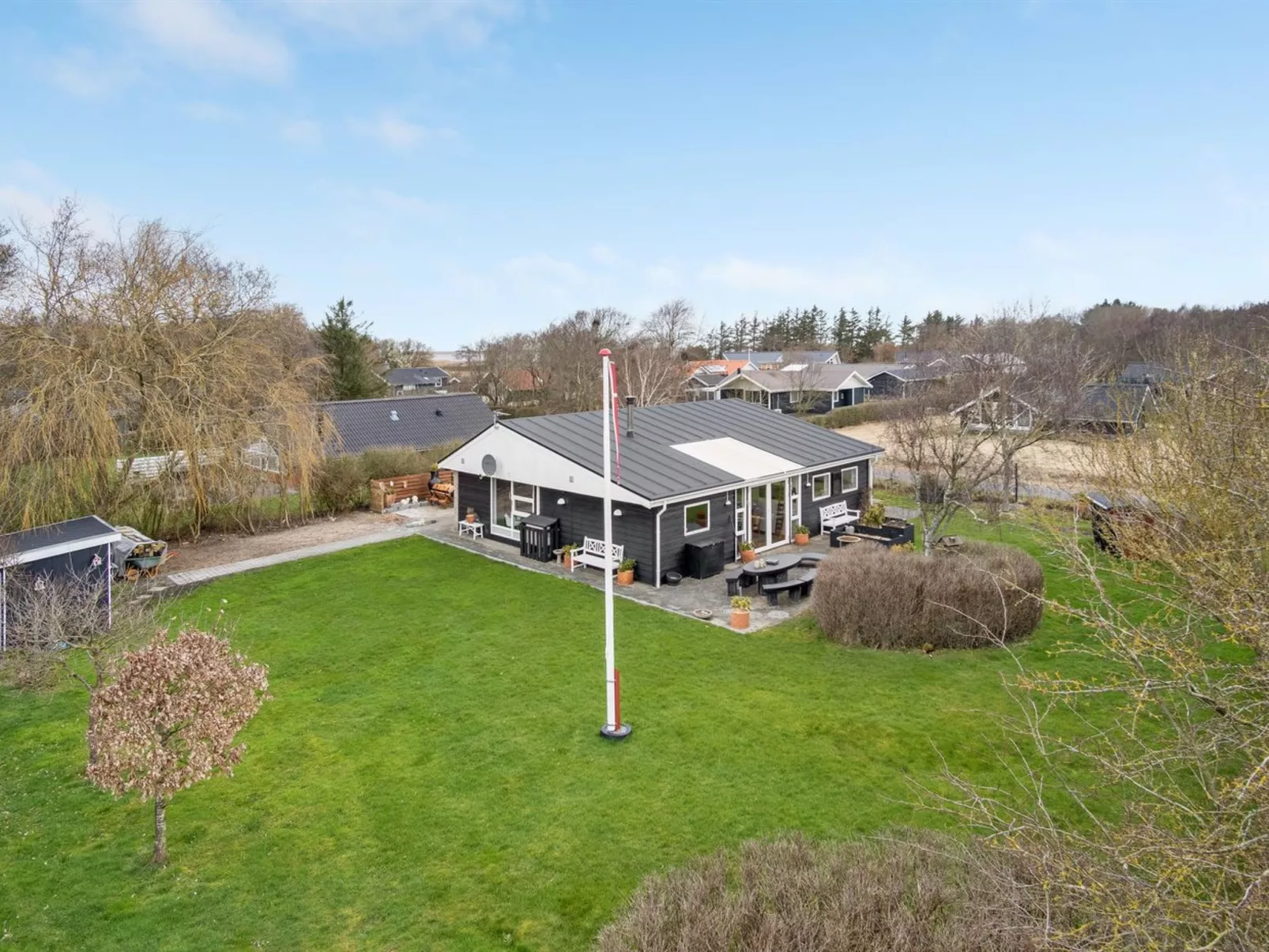 "Kjartan" - 32m to the fjord-Buiten