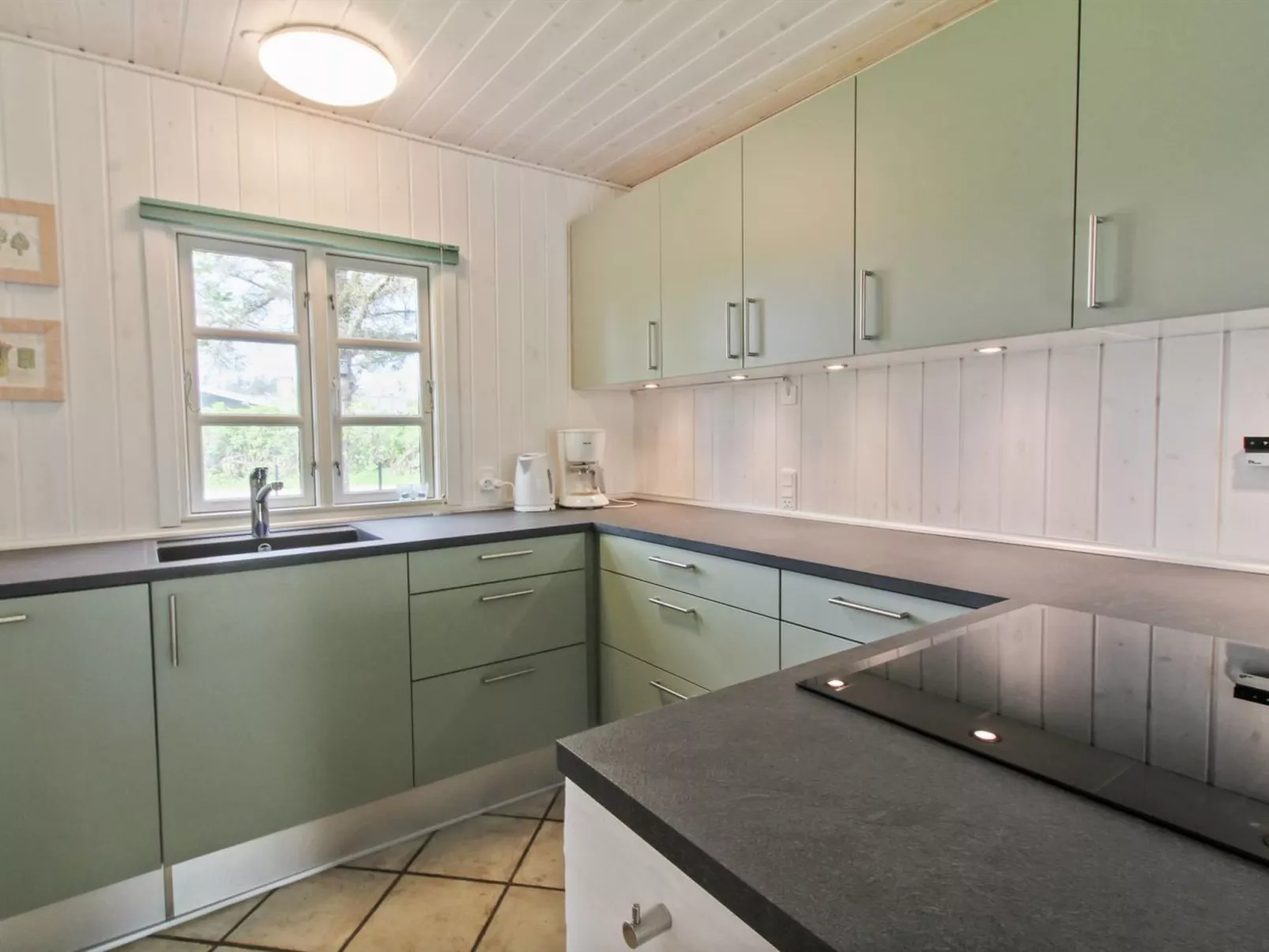 "Hillmari" - 200m from the sea-Binnen