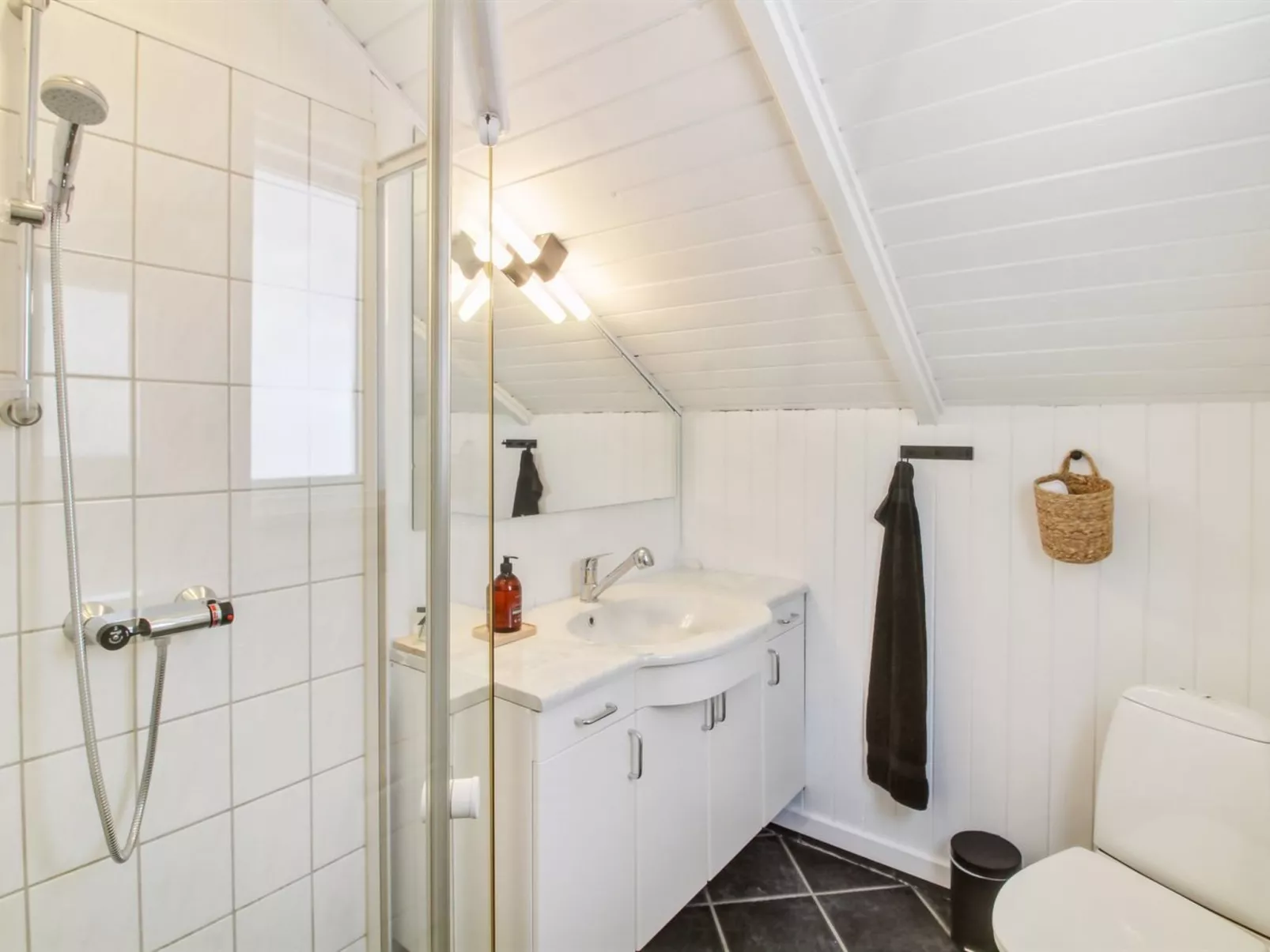 "Jaakob" - 30km from the sea-Binnen