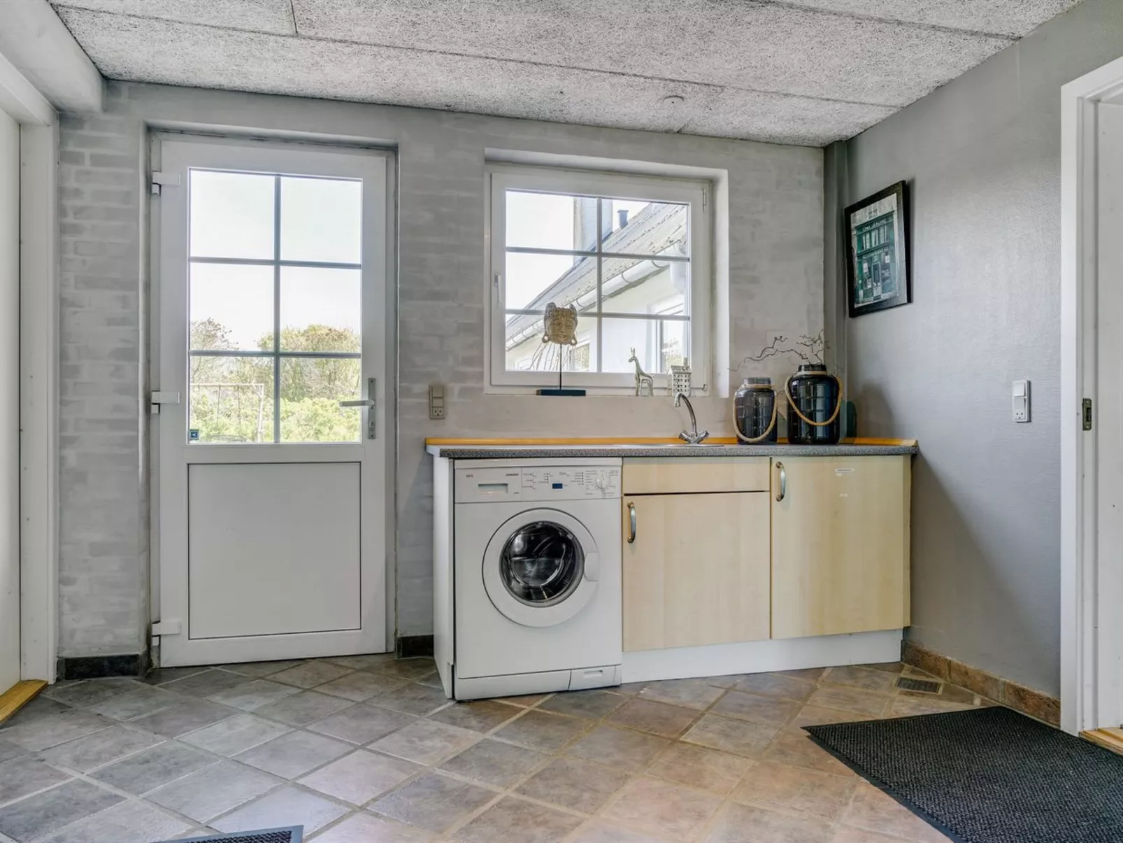 "Law" - 400m from the sea-Binnen