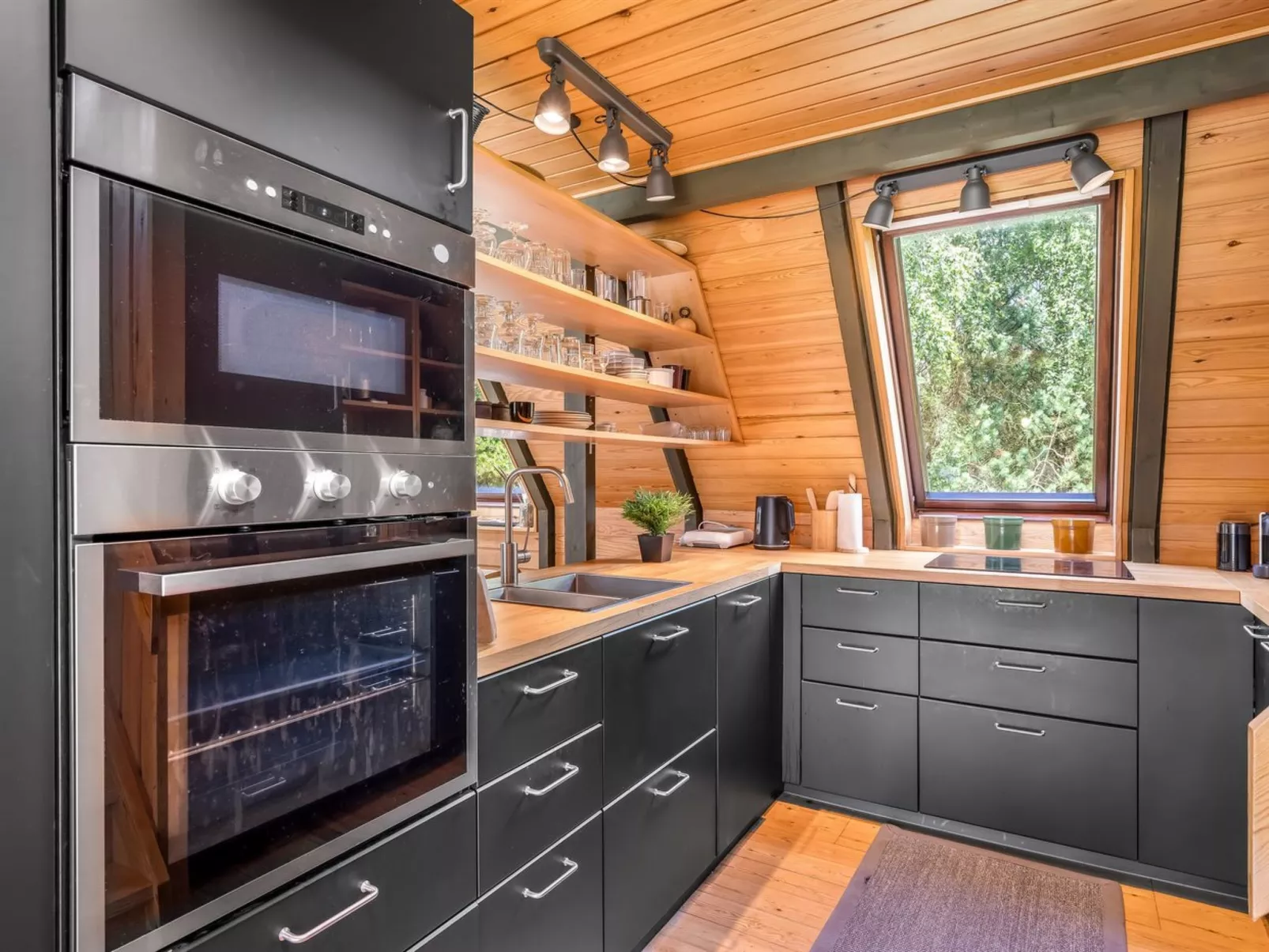 "Peta" - 1.6km from the sea-Binnen