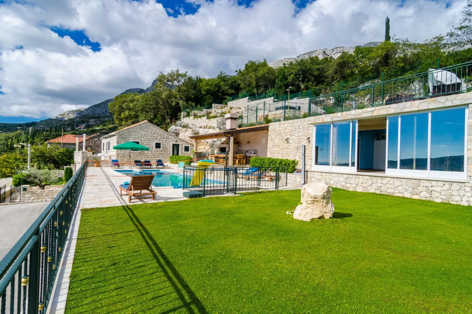 Villa Falcon Rook - Four-Bedroom Villa with Terrace and Swimming Pool-Tuinen zomer