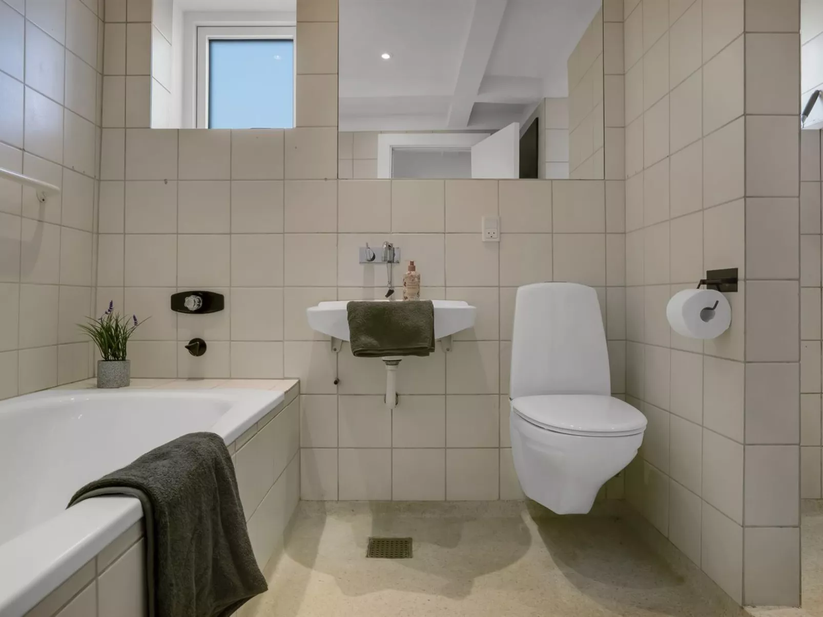 "Amina" - 200m from the sea-Binnen