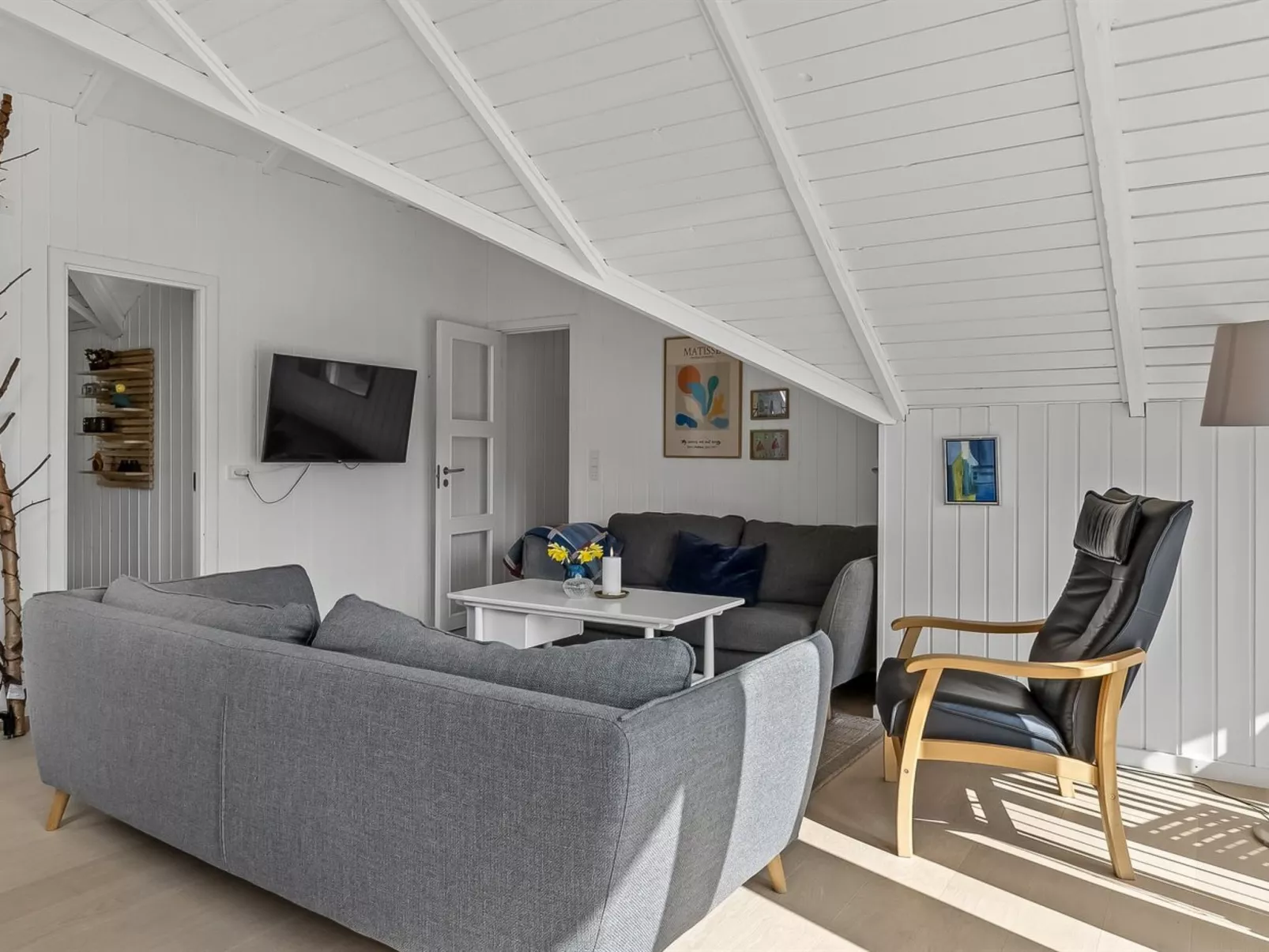 "Mila" - 30km from the sea-Binnen