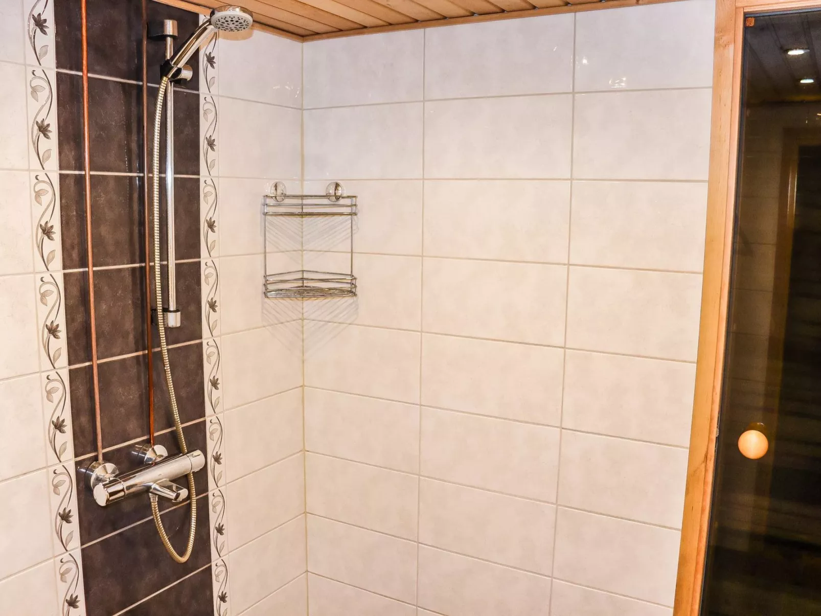 Hallanhelmi a paritalo-Binnen