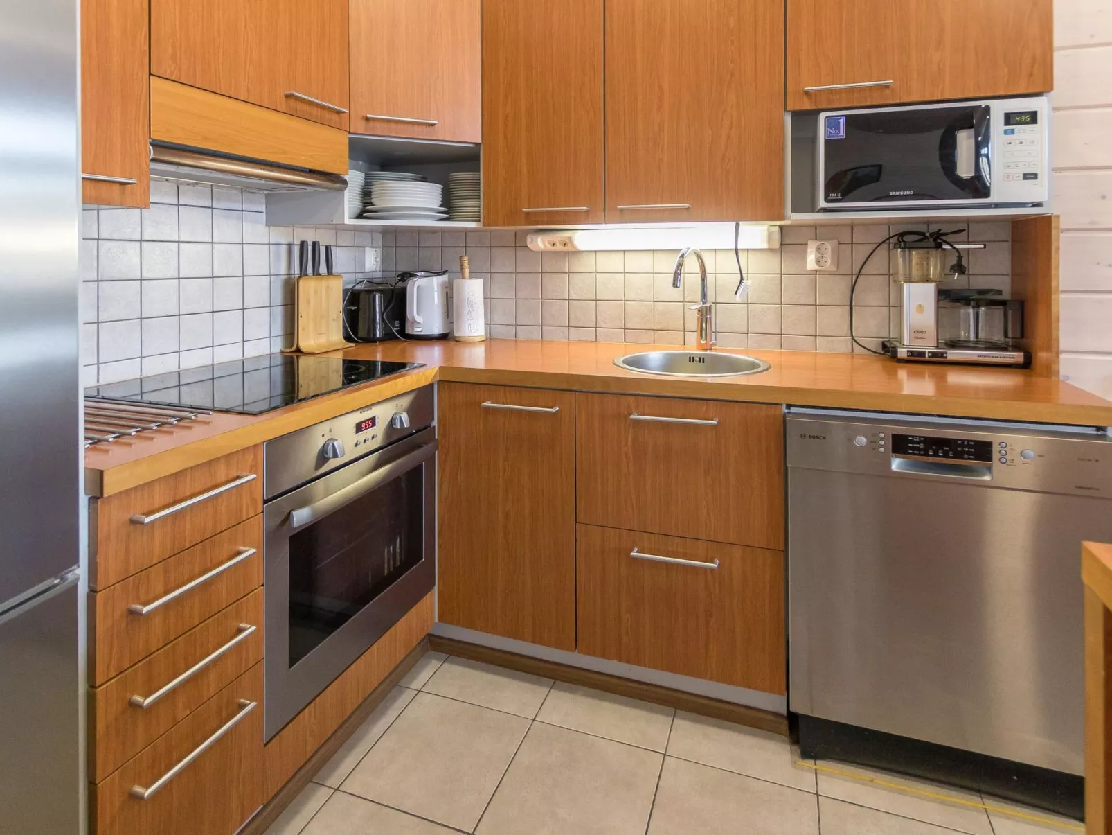 Hallan karhu b, paritalo-Binnen