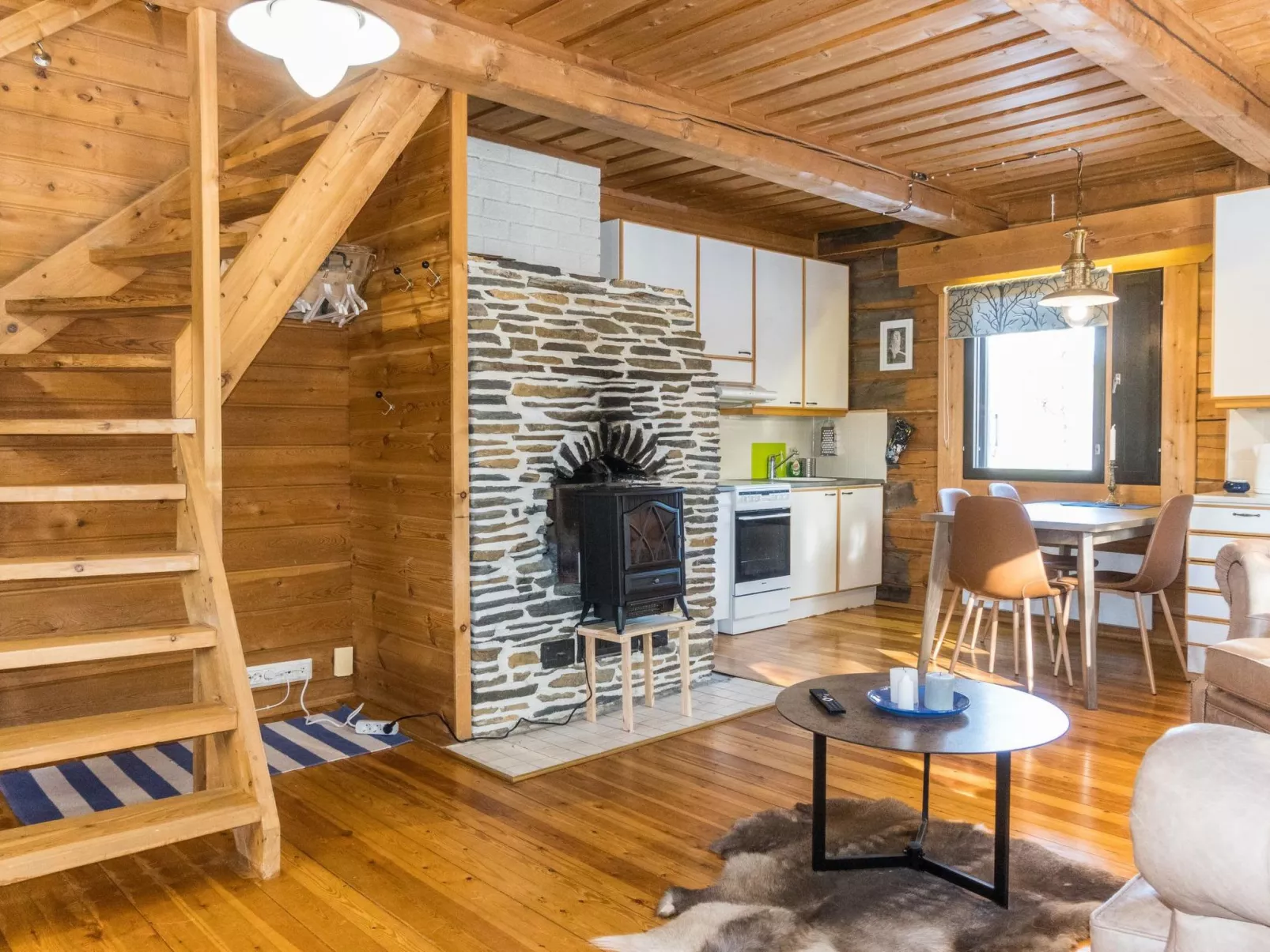 Old logger´s house-Binnen