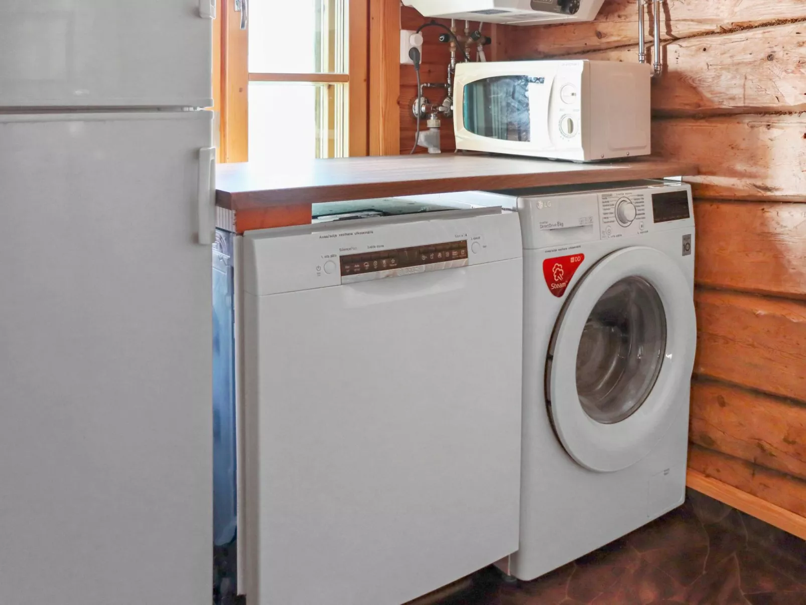 Laattajan hirsipirtti-Binnen