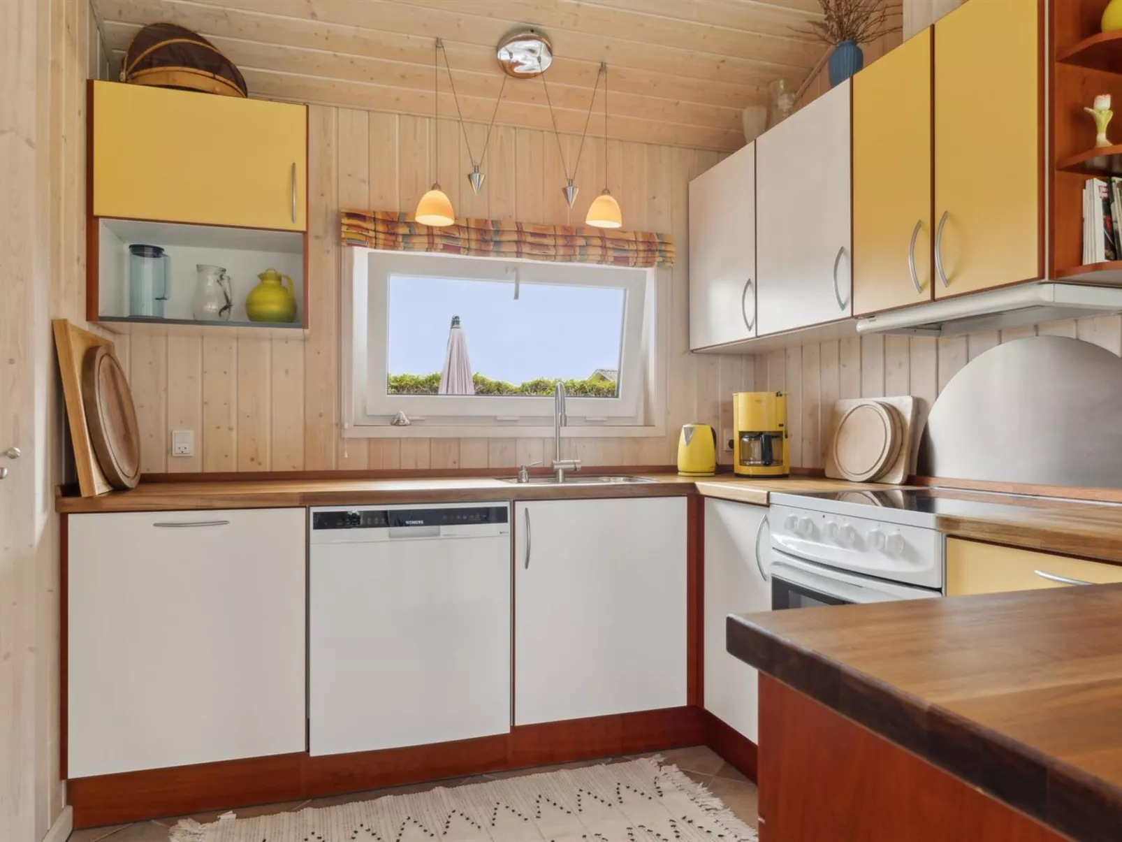 "Henne" -  from the sea-Binnen