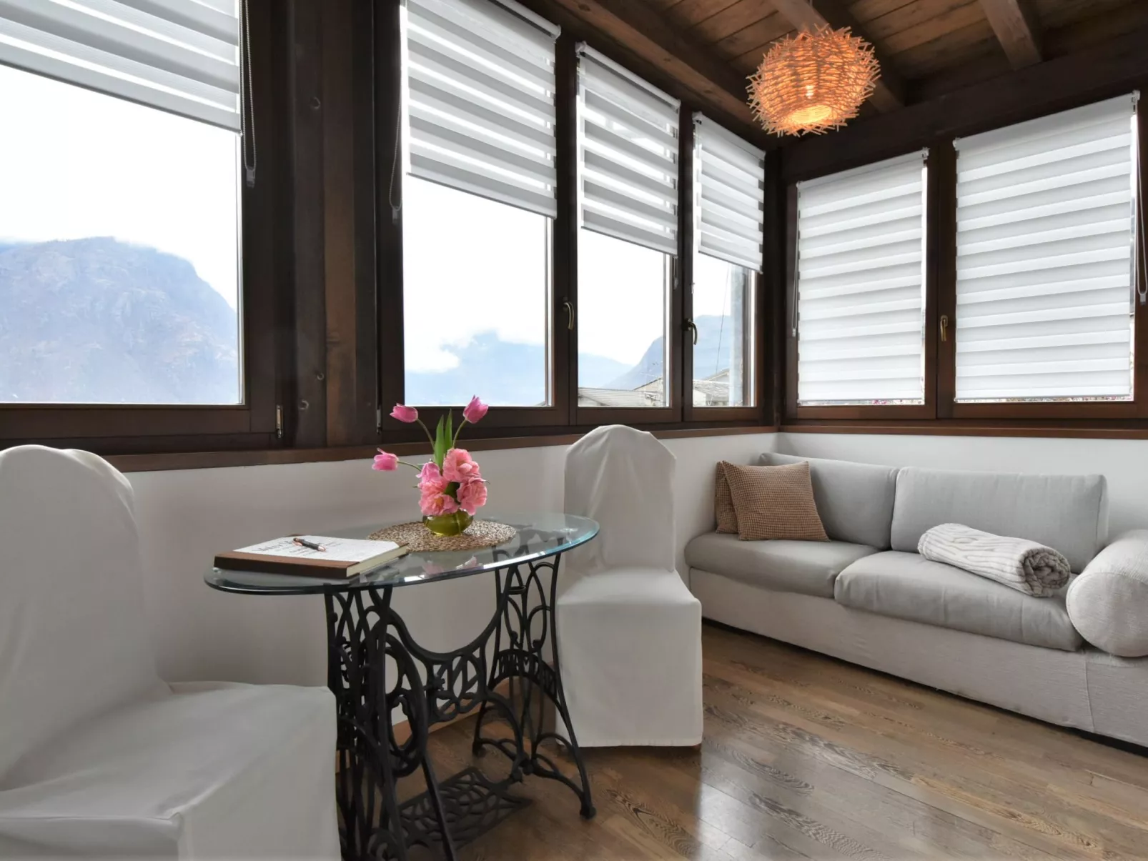 Valley View Pool Apartment-Binnen