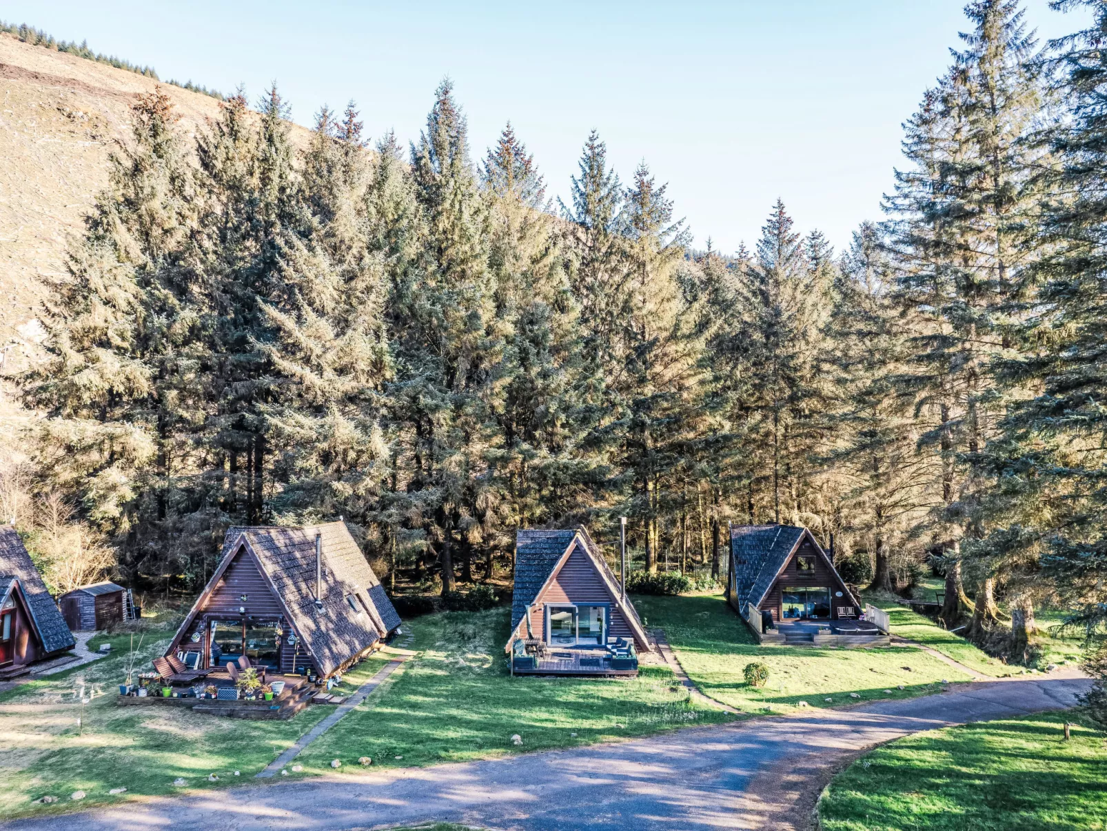 Pine Needle Lodge-Buiten