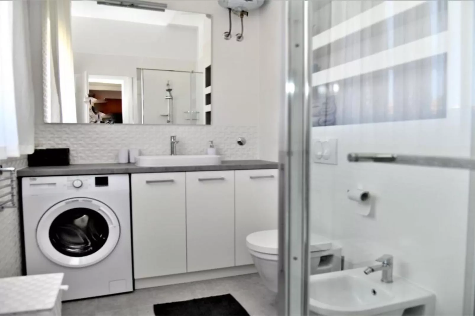 Two Bedroom Apartment with Balcony &  Garden View-Badkamer