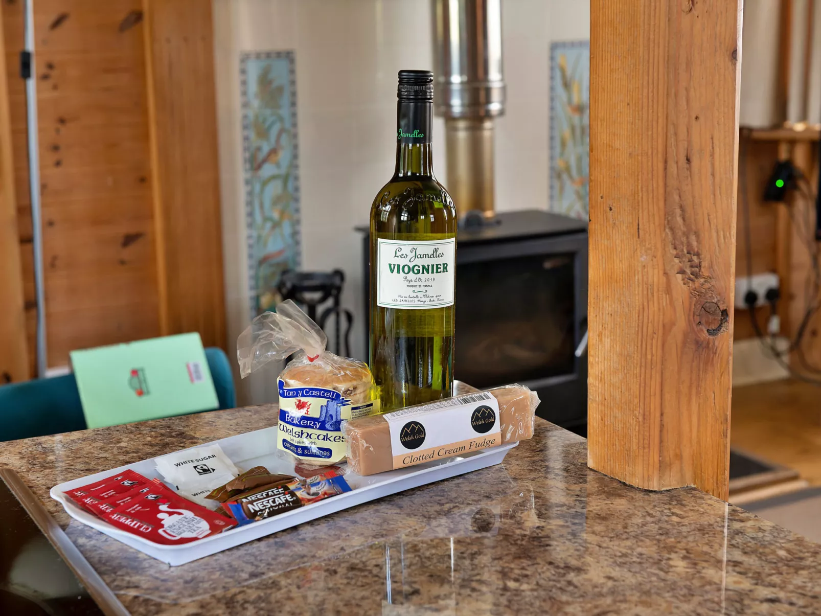 Toll Bridge Cottage-Binnen