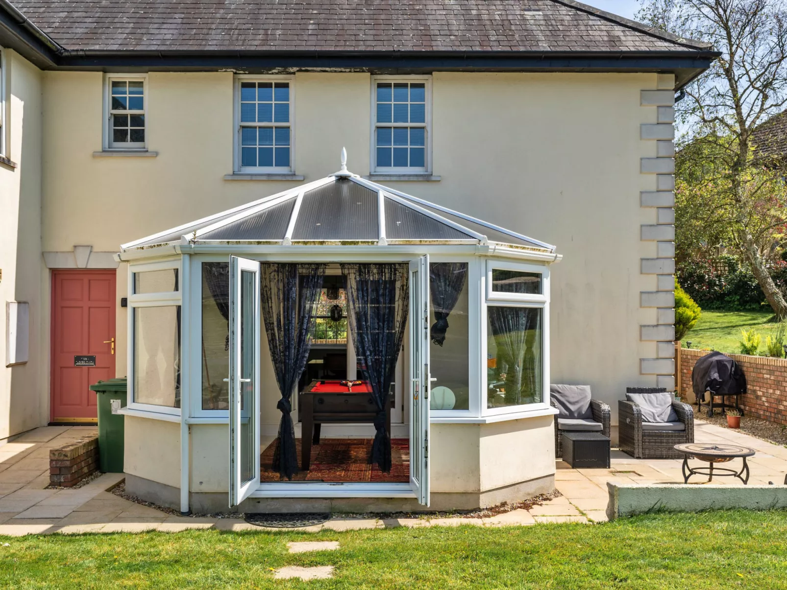 Nicely Tucked Away Cottage-Buiten