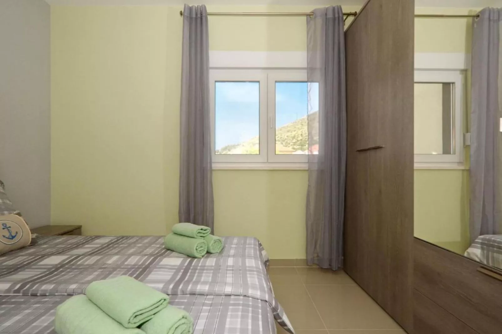 Apartment Sunshine Trogir - Three Bedroom Apartment with Balcony-Slaapkamer
