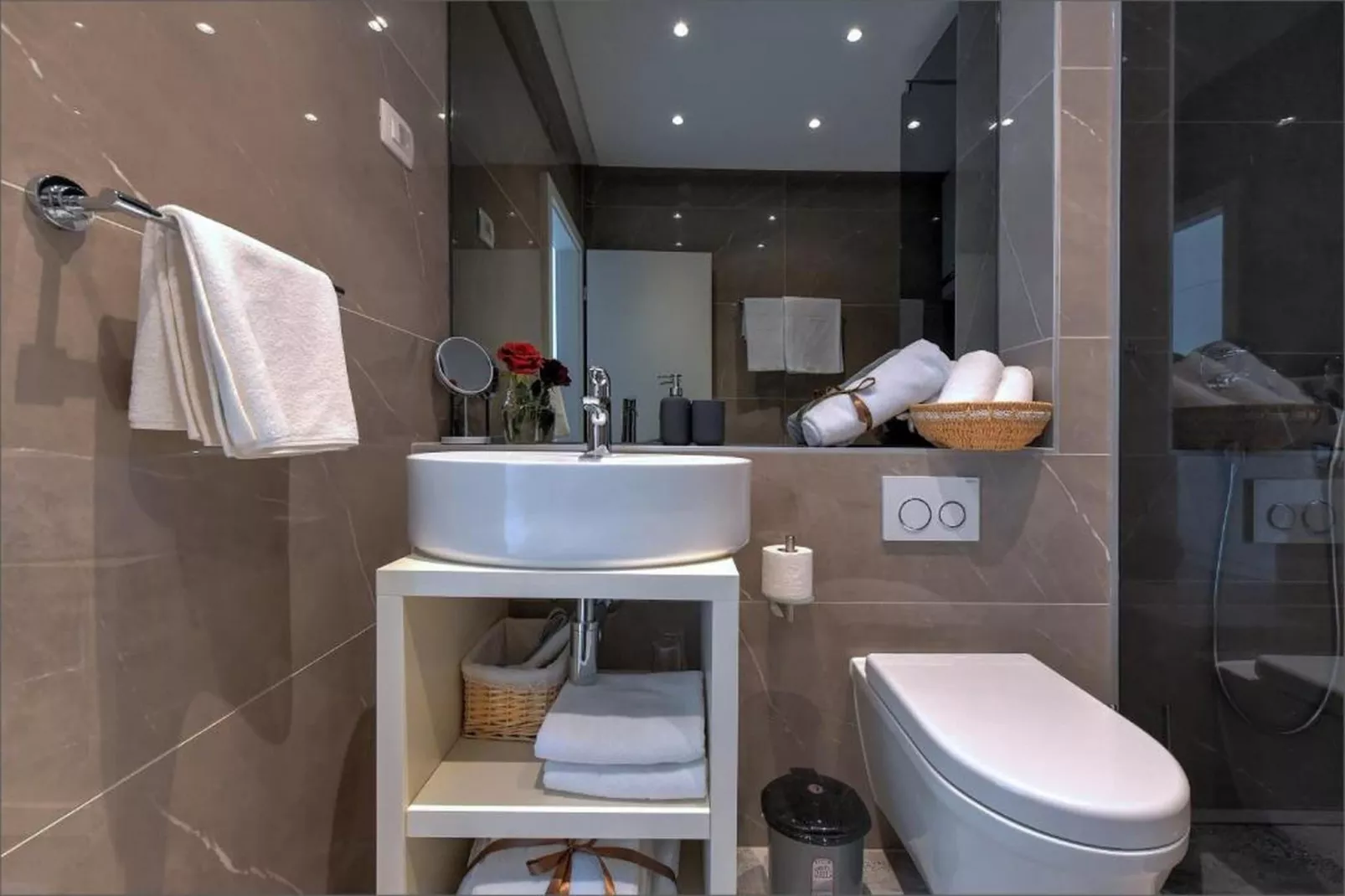 Deluxe Room with King Bed (2)-Badkamer