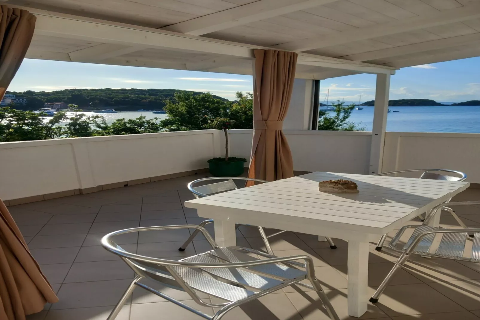 Guest House Green Corner Supetarska Draga - Triple Room with Terrace and Sea View-Sfeer