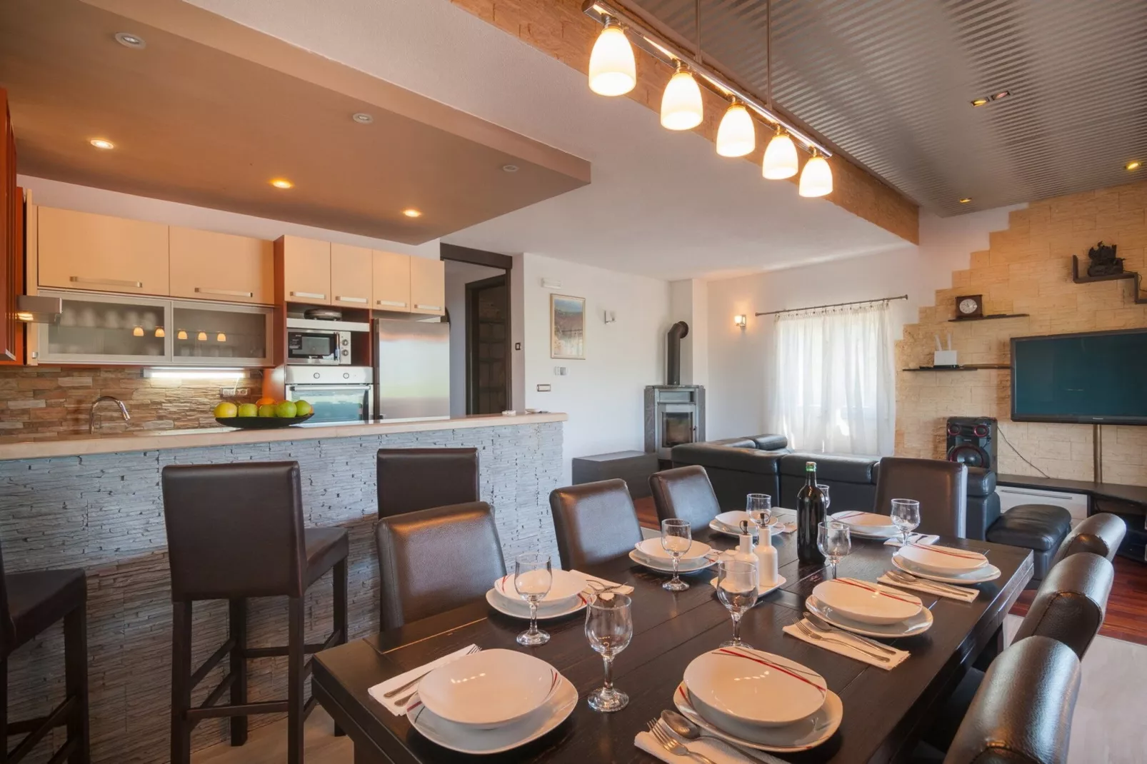 Five-Bedroom Home-Binnen