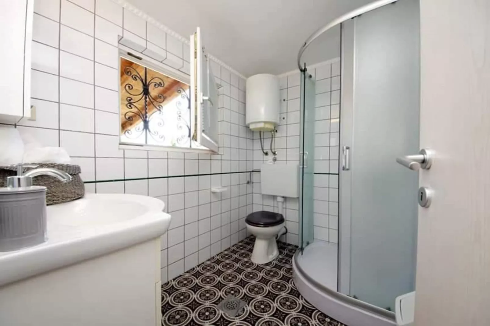 One-Bedroom Apartment (Smokva)-Badkamer