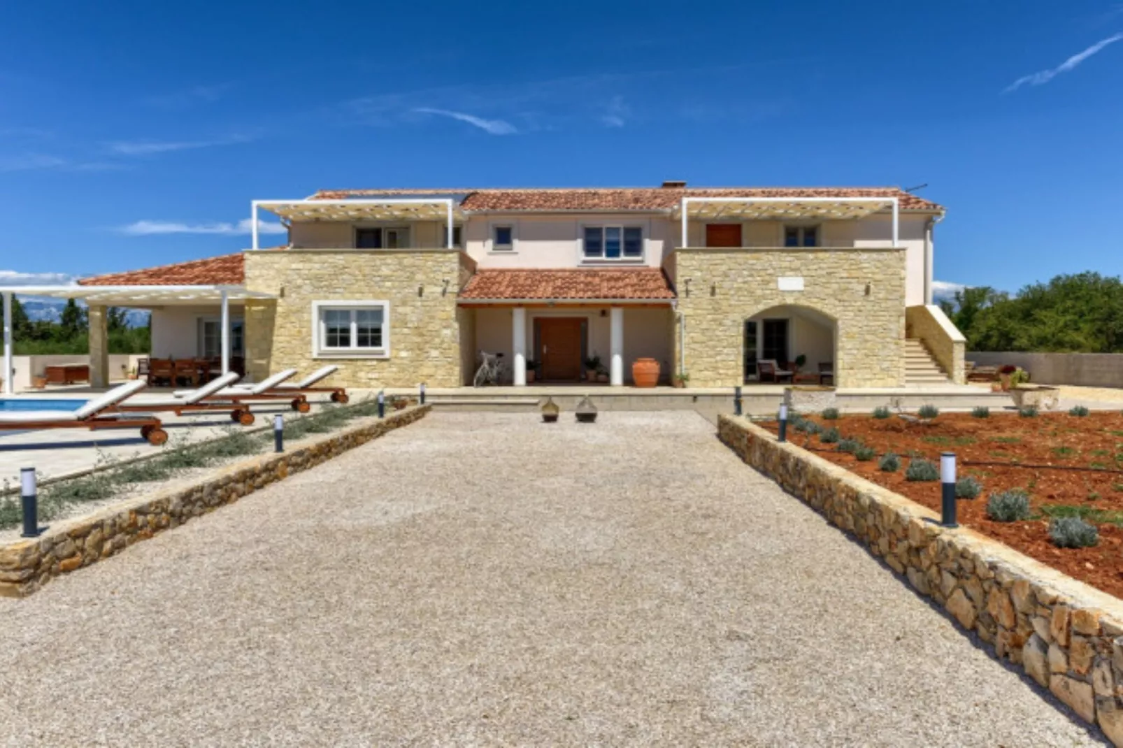 RUSTIC VILLA PEROSA WITH HEATED POOL-Buitenlucht