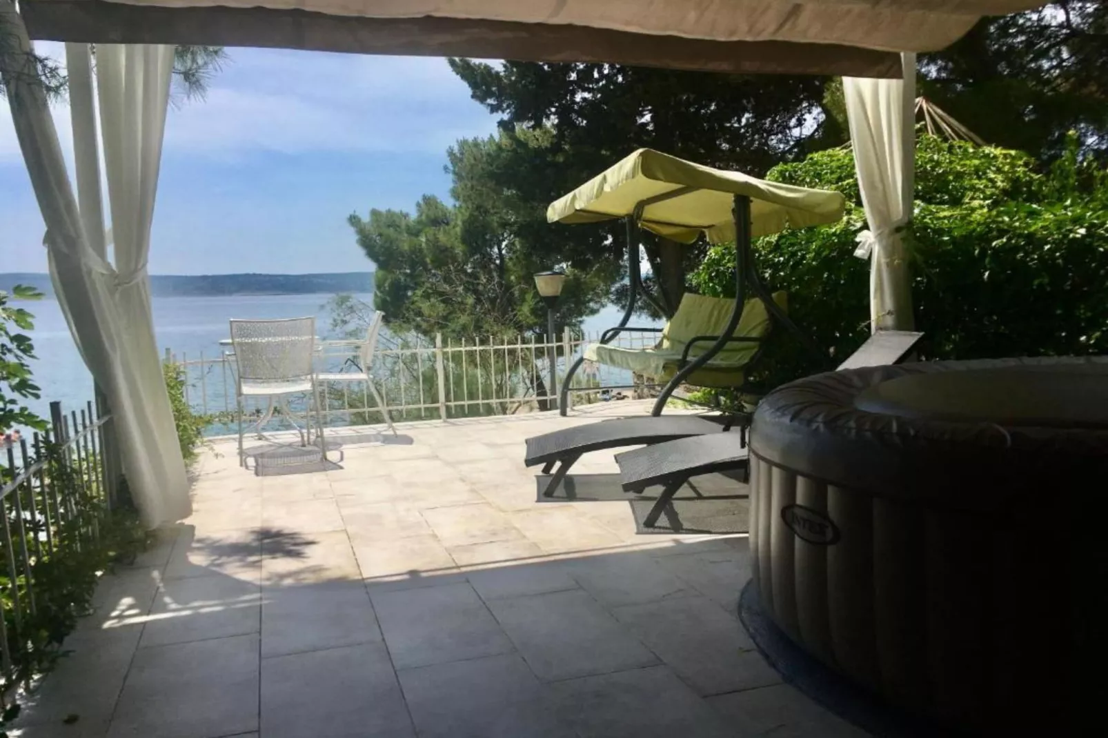 Beach House - 2m from beach - Three Bedroom House-Terrasbalkon