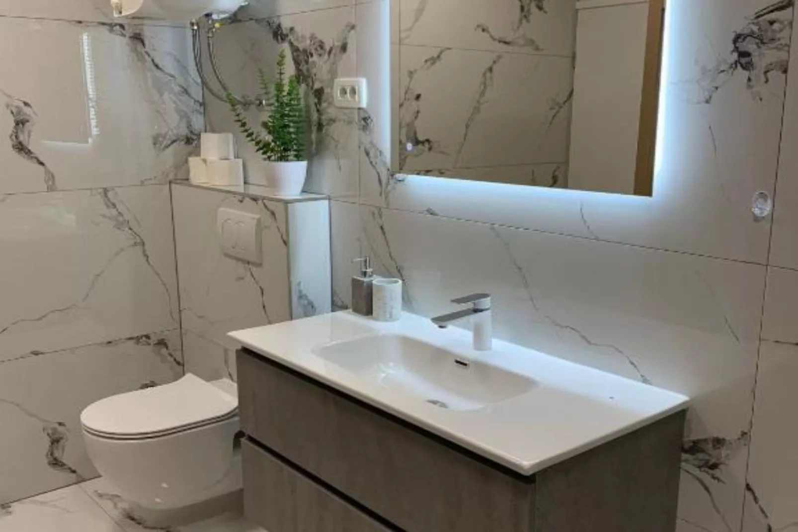 Luxury Apartment Ivo  with Jacuzzi near the beach - Two Bedroom Apartment-Badkamer