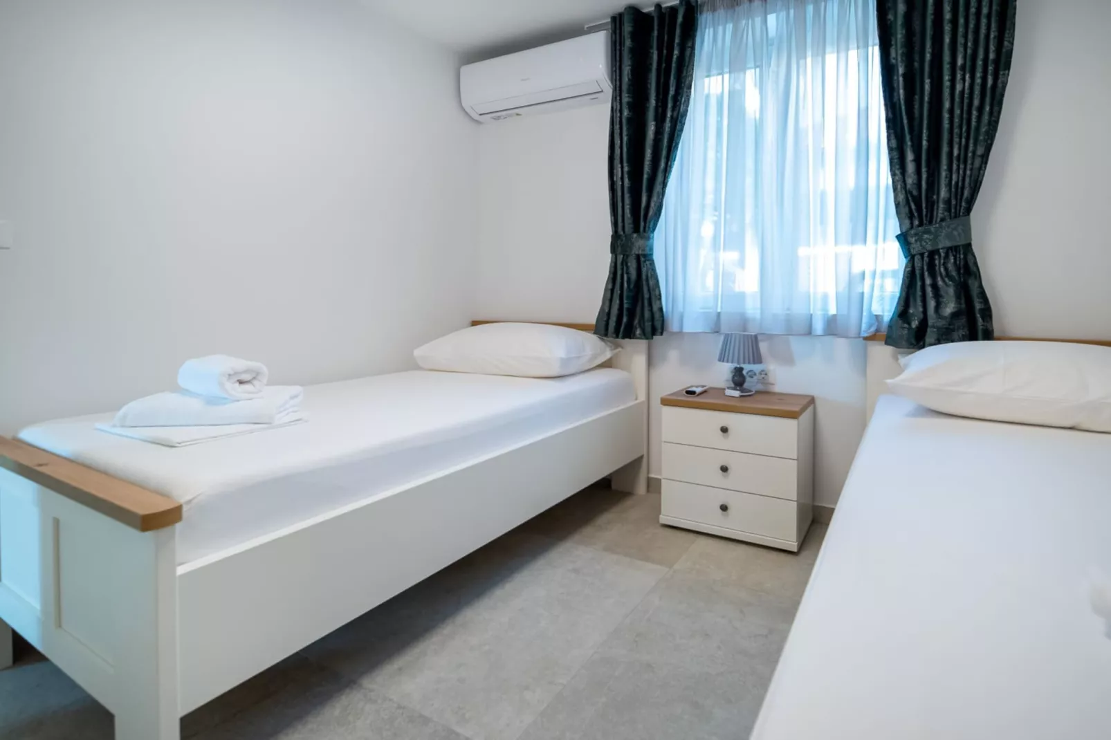 Apartments Sweet Escape - Two Bedroom Apartment with Terrace and Sea View-Slaapkamer