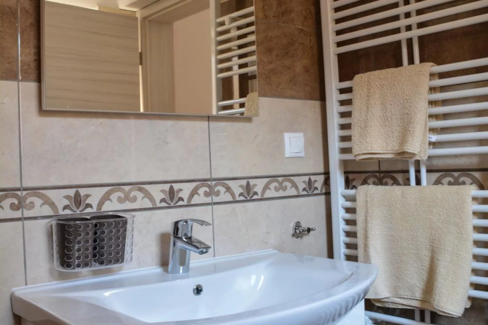 Zevnik Quiet Retreat with Stunning Views and Equestrian Activities - One Bedroom Apartment-Badkamer