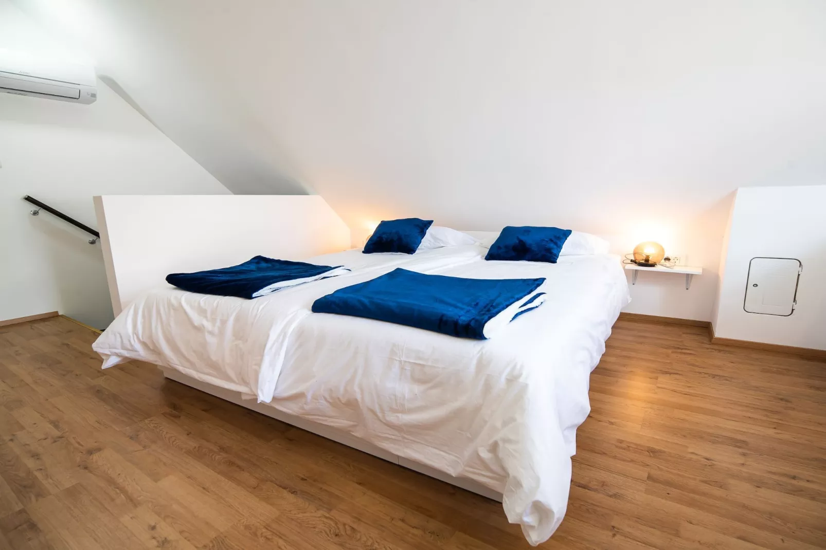 Mountain View Haven Apartments - One Bedroom Apartment  with Balcony-Slaapkamer