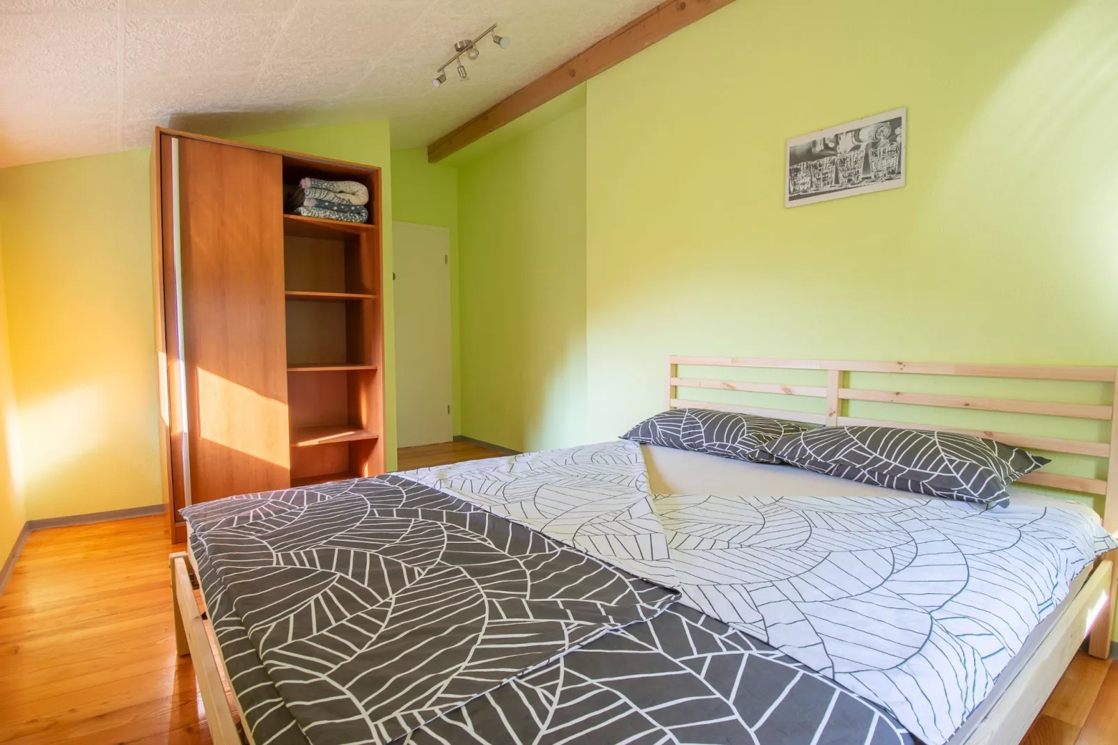 Family-Friendly Serene Retreat Holiday Home - Four Bedroom Holiday Home  with Terrace-Slaapkamer