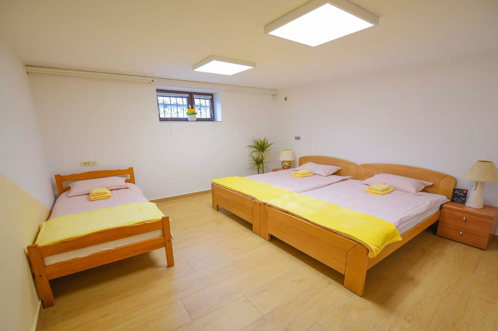 Cozy Luxe Holiday Home with Natural Thermal Bath - Seven Bedroom Holiday Home-Slaapkamer