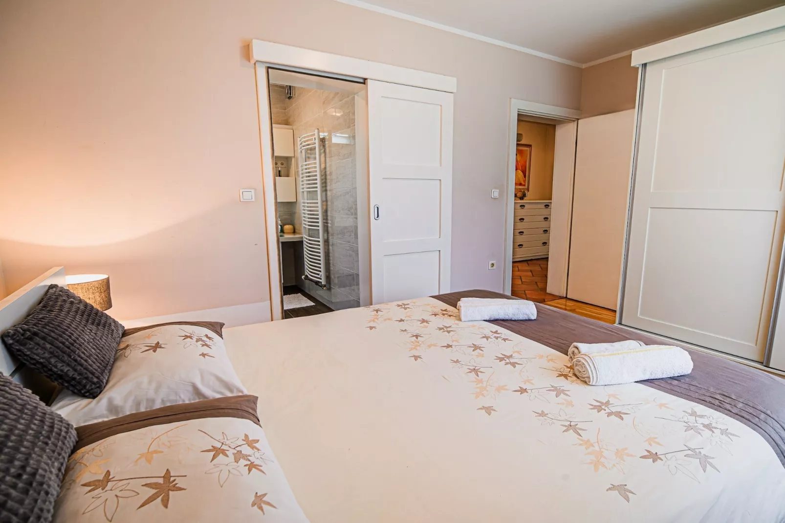 Stunning Rural Holiday Home with Garden and BBQ -  Four Bedroom Holiday Home-Slaapkamer