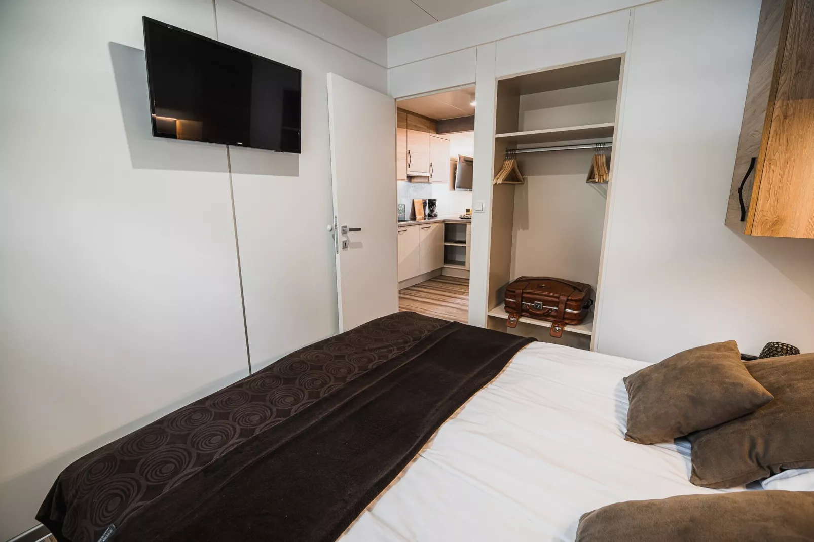 Lake Serenity Premium Mobile Homes with Thermal Riviera Tickets - Three Bedroom Mobile Home 15\/028 - Slaapkamer