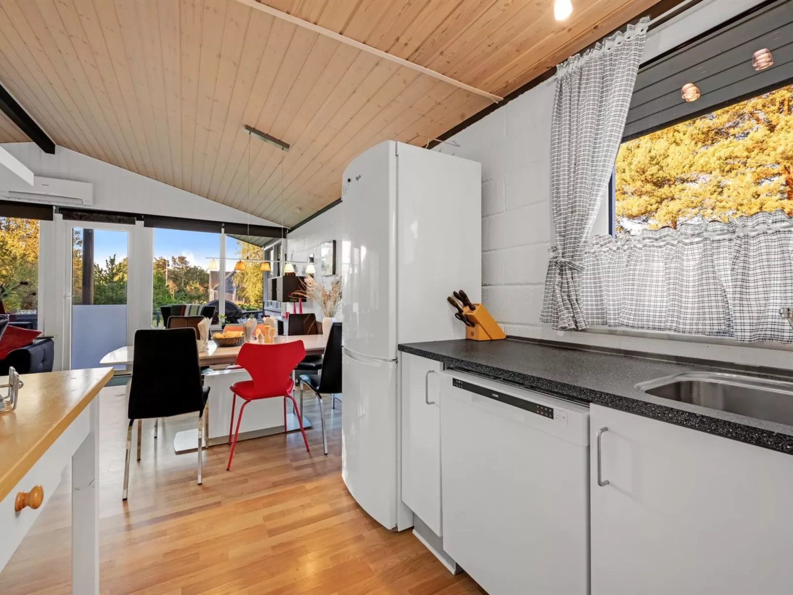 "Sjarlotte" - 400m to the fjord-Binnen