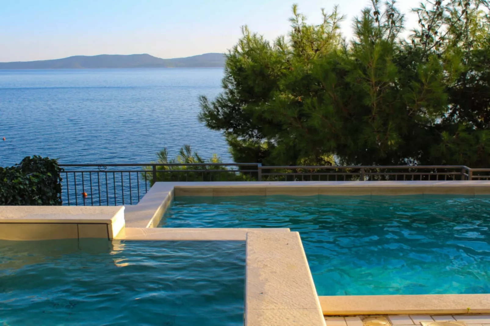 Seafront Apartment Sea Relax with Private Pool - Two Bedroom Apartment with Sea View  and Private Pool-Zwembad