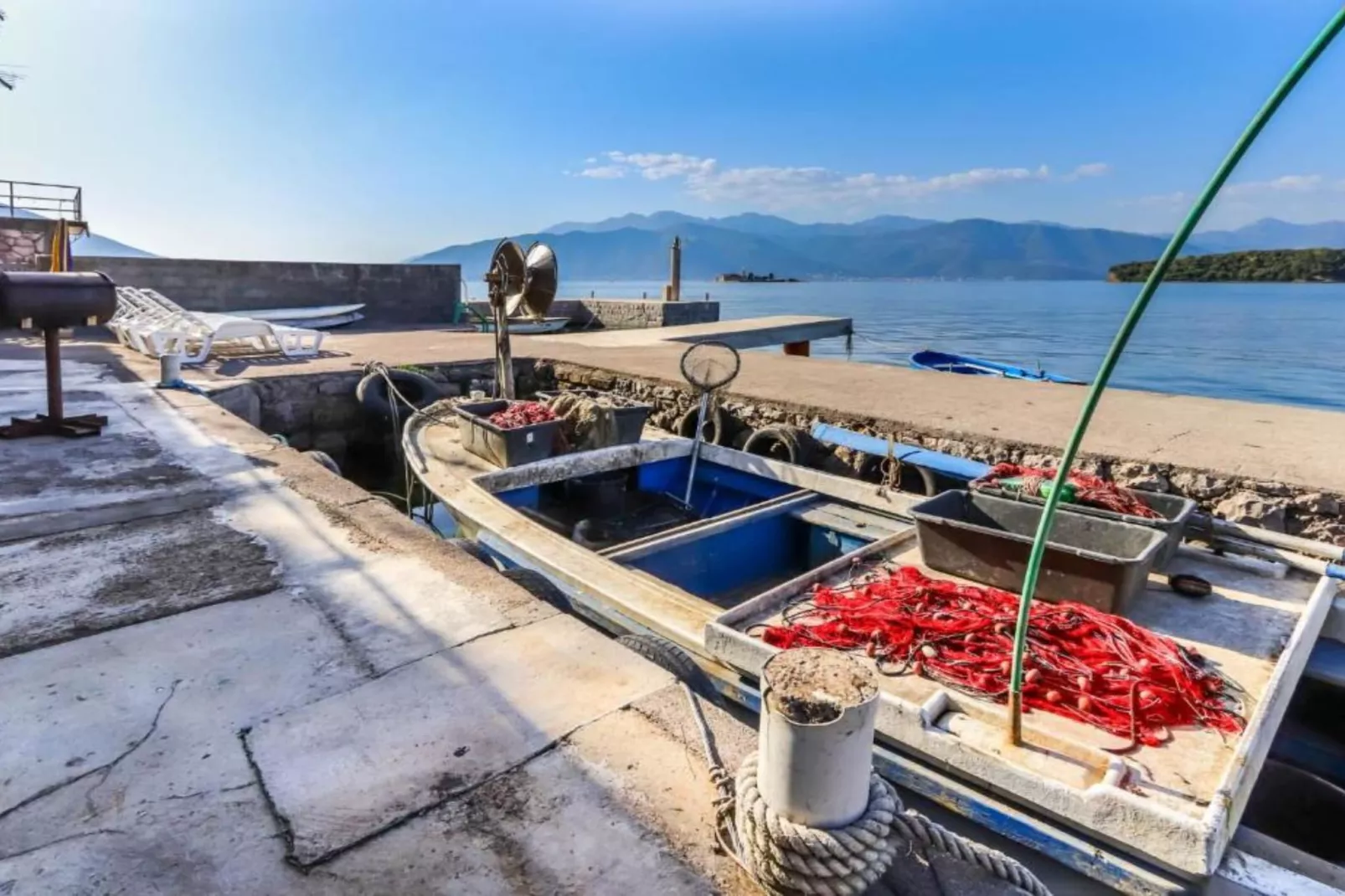 Beachfront Escape – Steps from the Crystal-Clear Sea - One Bedroom Apartment 2-Sfeer