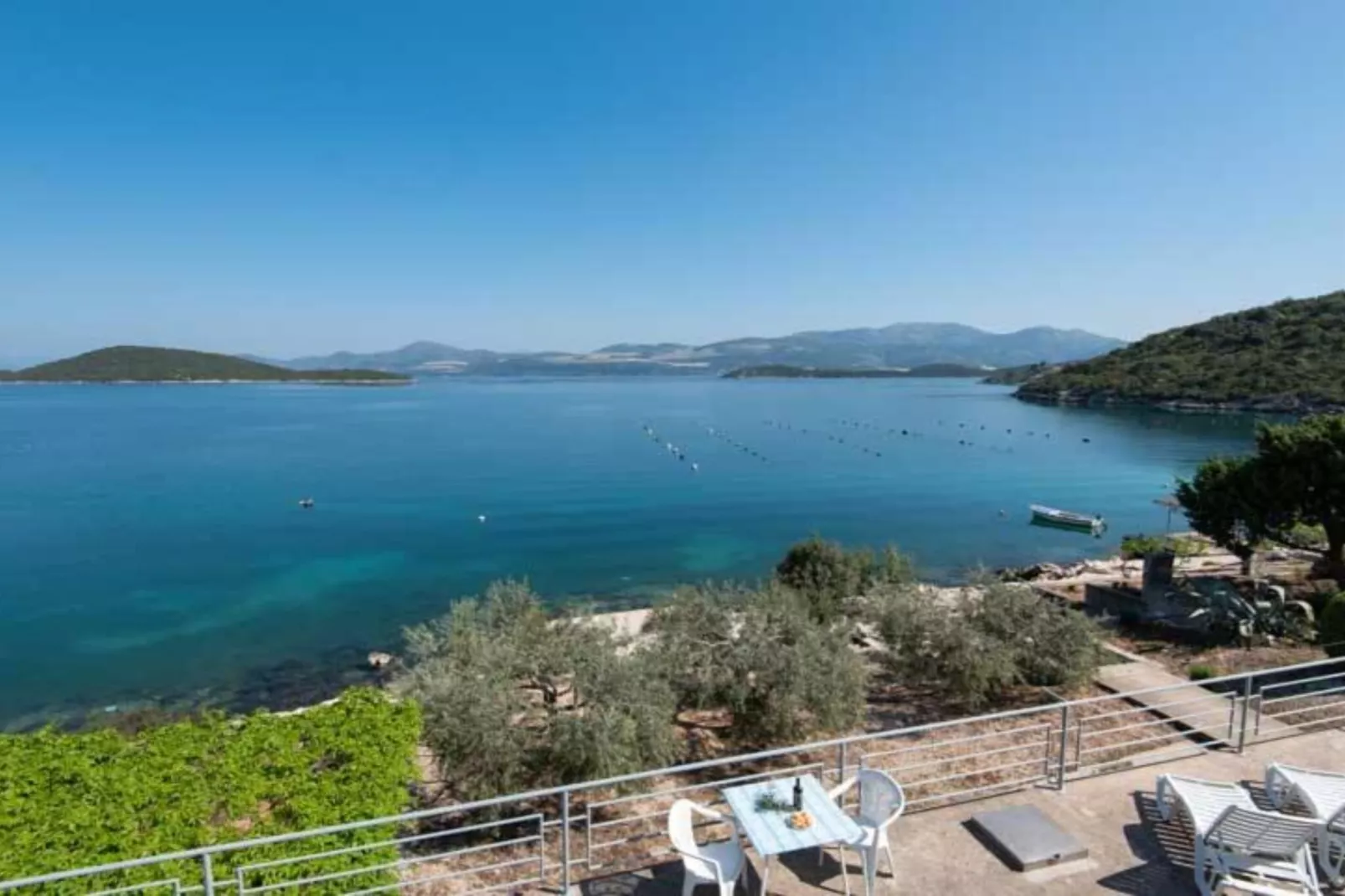 Spacious and Cozy Seafront Apartments - Two Bedroom Apartment  with Terrace and Sea View-Buitenlucht