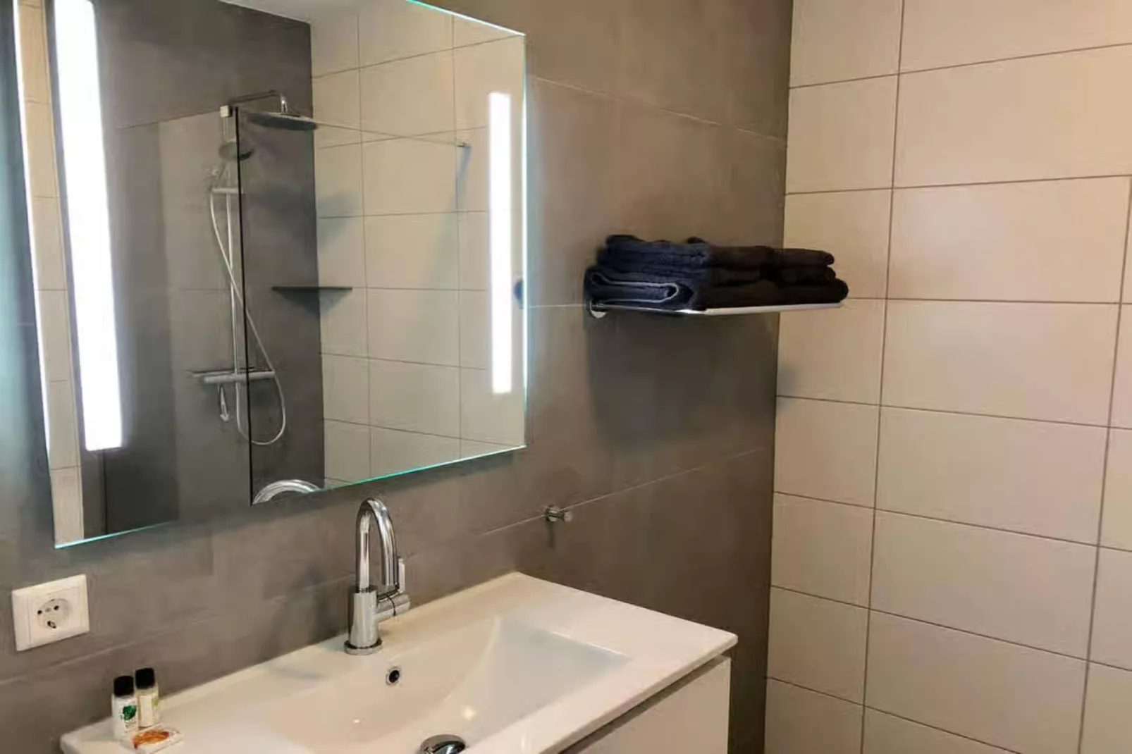 Plein 40 Lodge 7-Badkamer