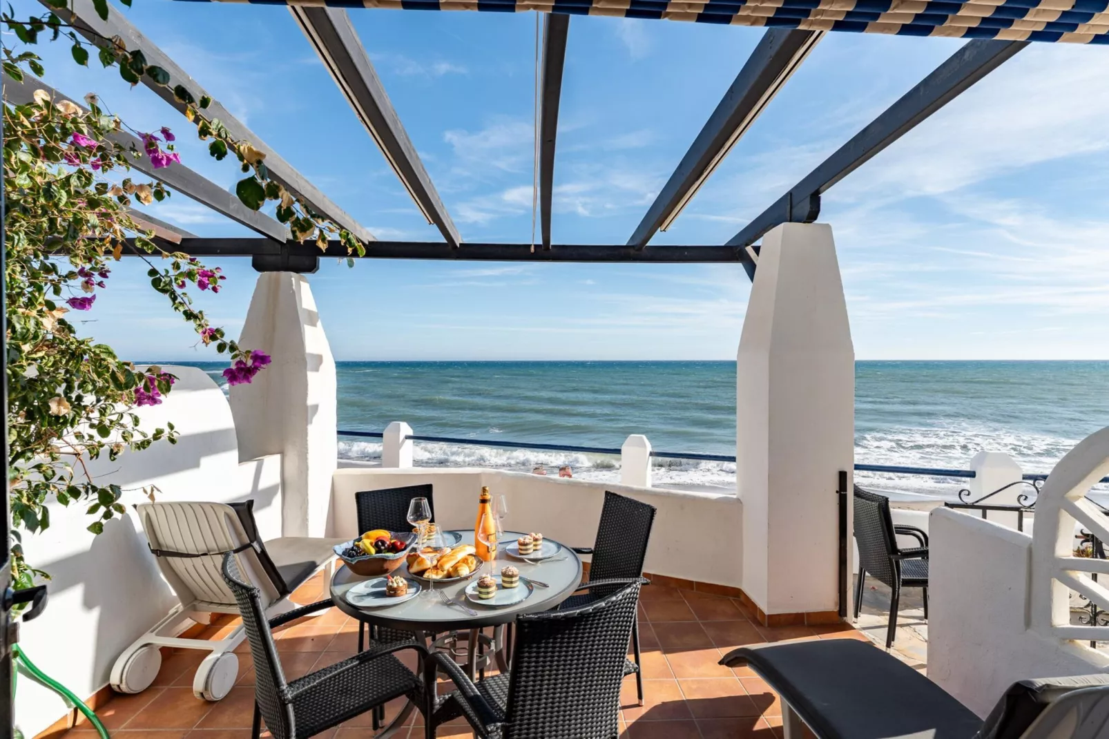 CT 401 - Faro's Beachfront Apartment in Calahonda-Terrasbalkon
