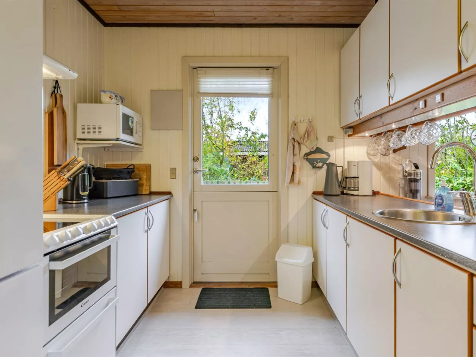 "Mika" - 300m from the sea-Binnen