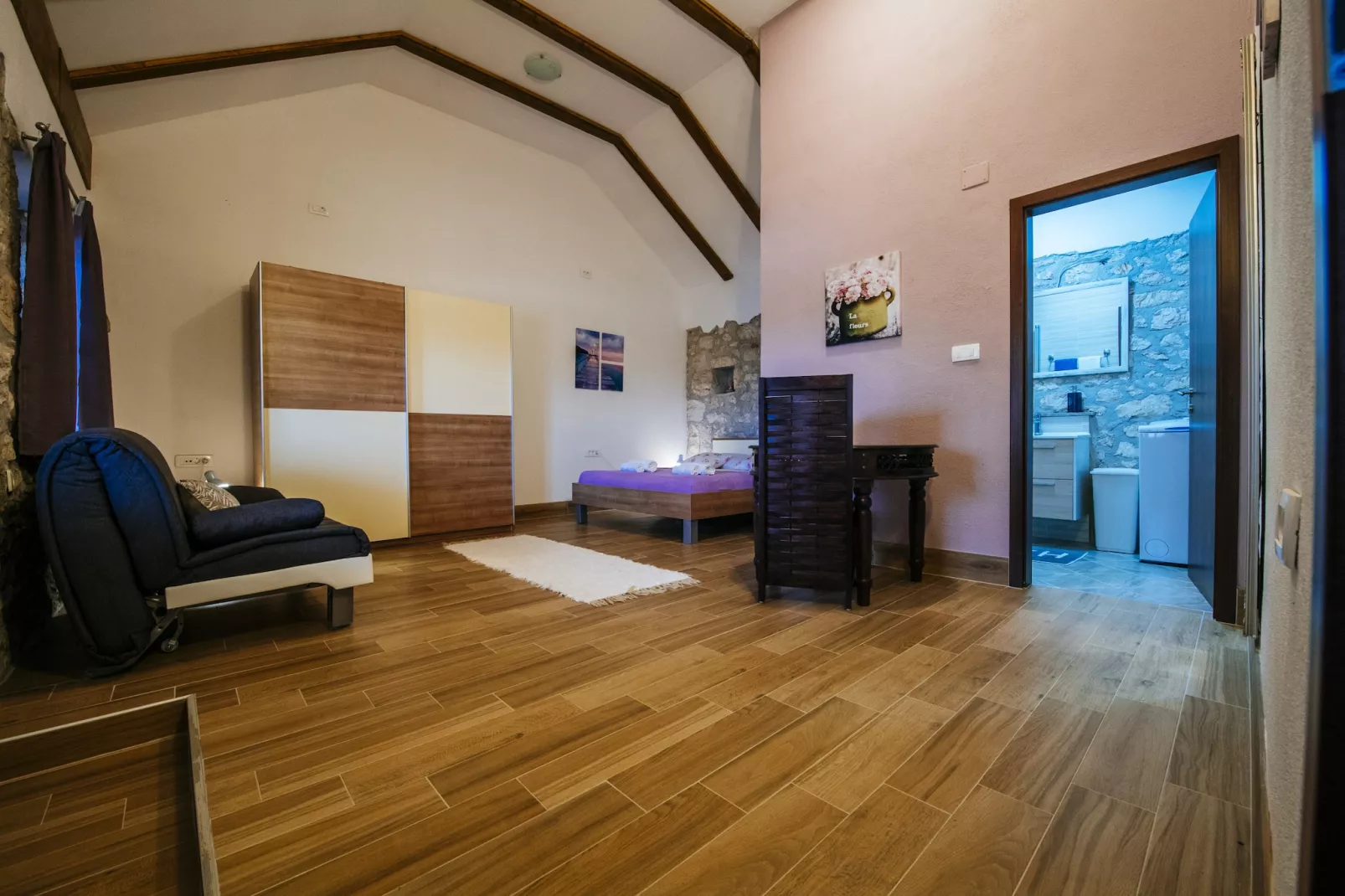 Authentic stone house Momo-Woonkamer