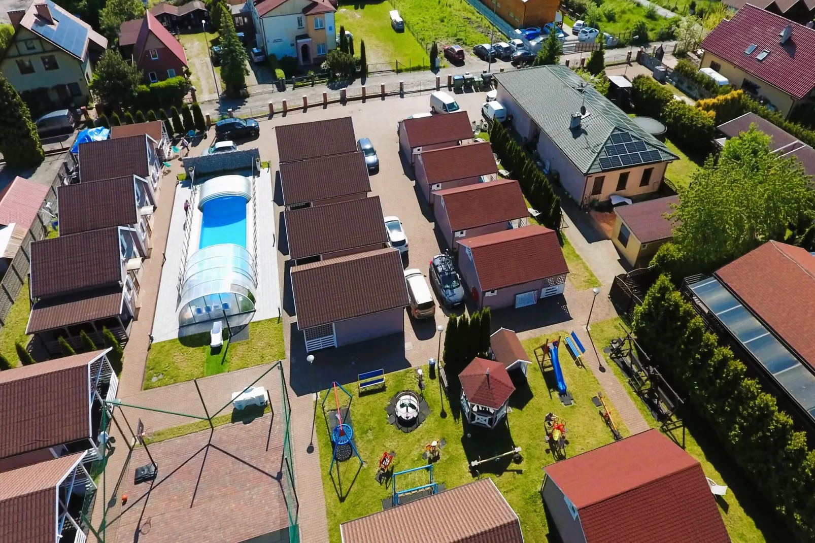 Domy wakacyjne w Międzyzdrojach z podgrzewanym basenem-Buitenkant zomer