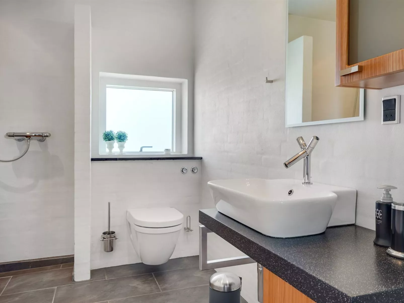 "Hans" - 700m from the sea-Binnen