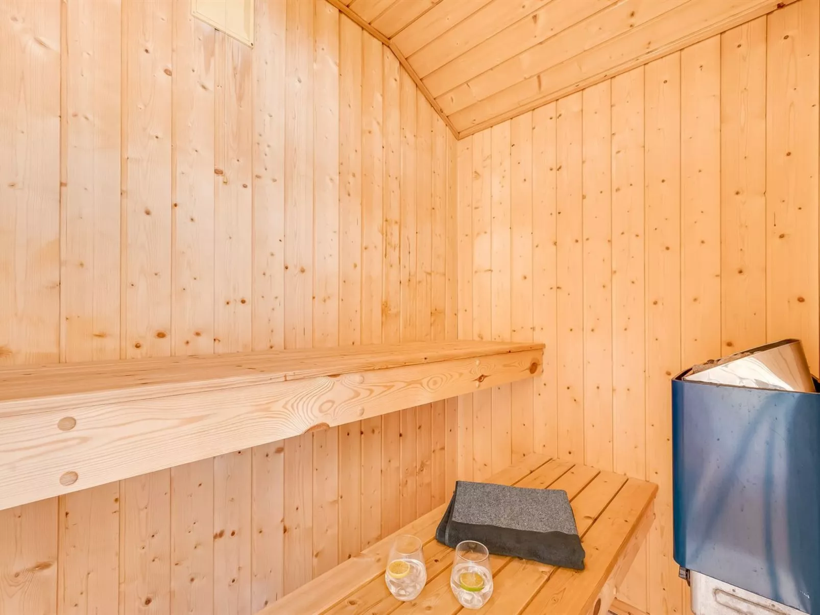 "Sylta" -  from the sea-Binnen