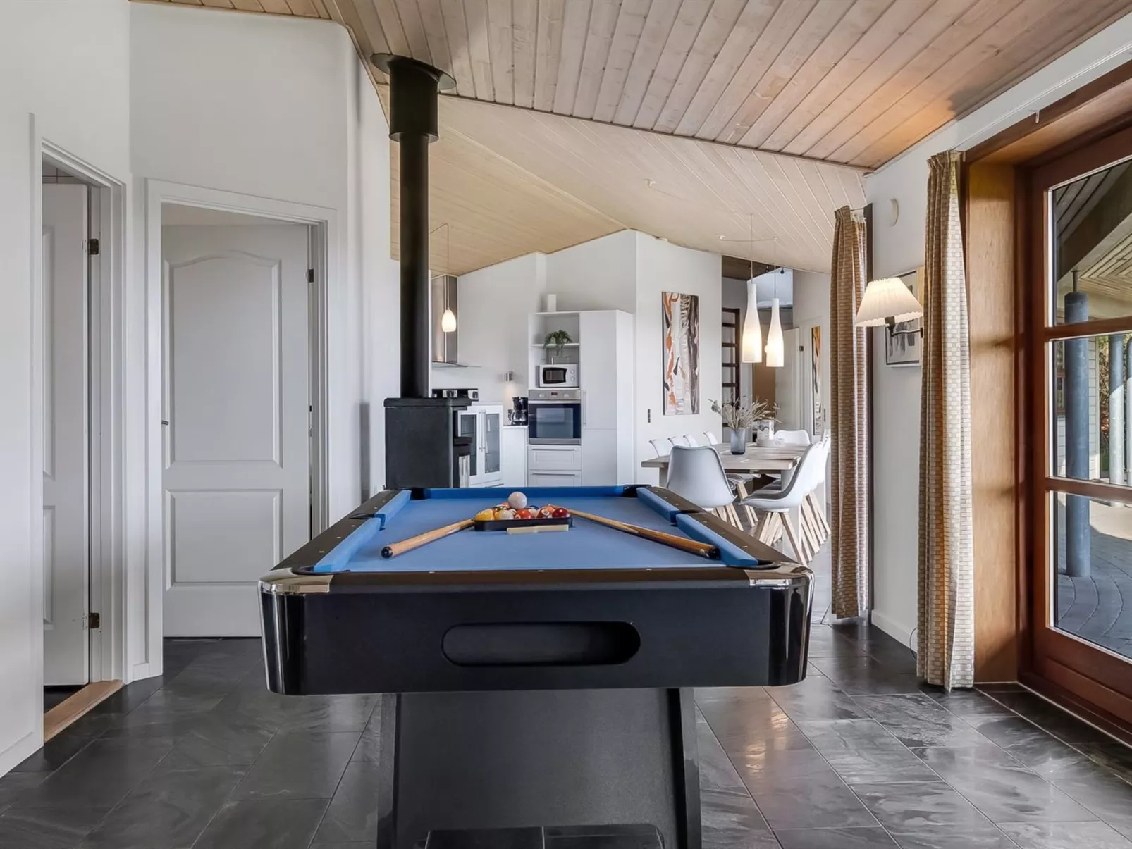 "Amundi" - 3.8km from the sea-Binnen