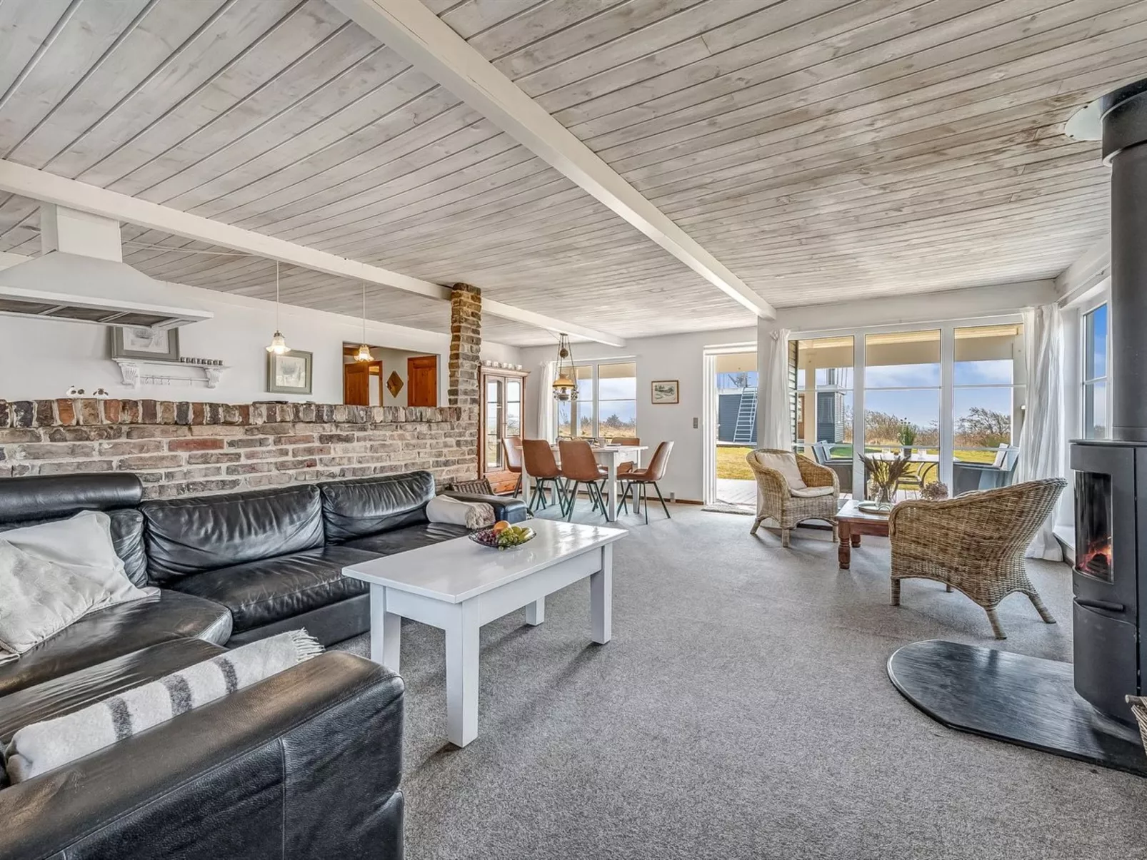 "Bjart" - 50m to the fjord-Binnen