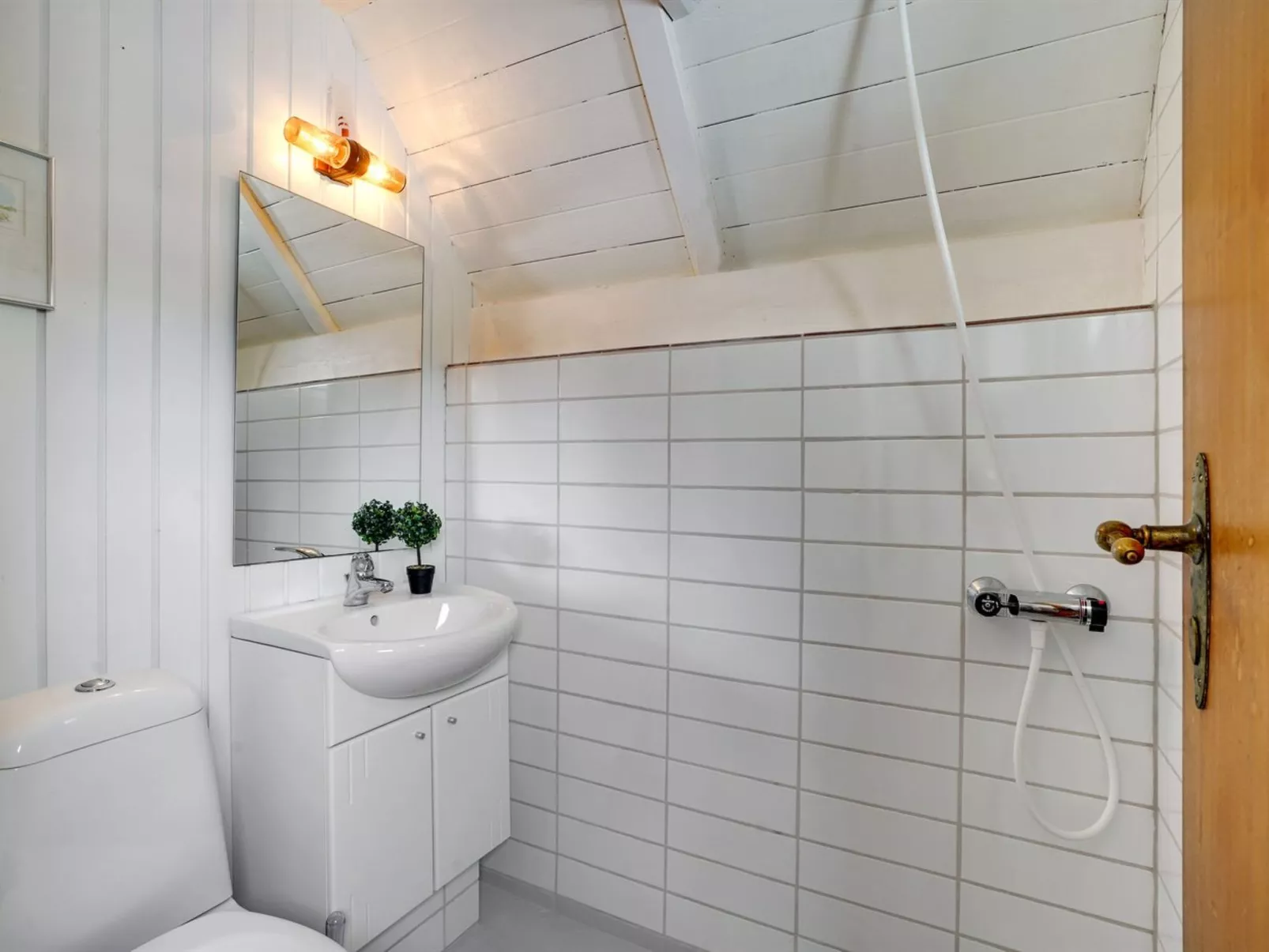 "Aswarth" - 50m to the fjord-Binnen