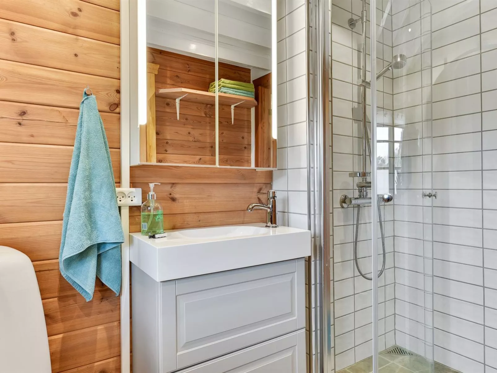 "Ginnie" - 300m from the sea-Binnen