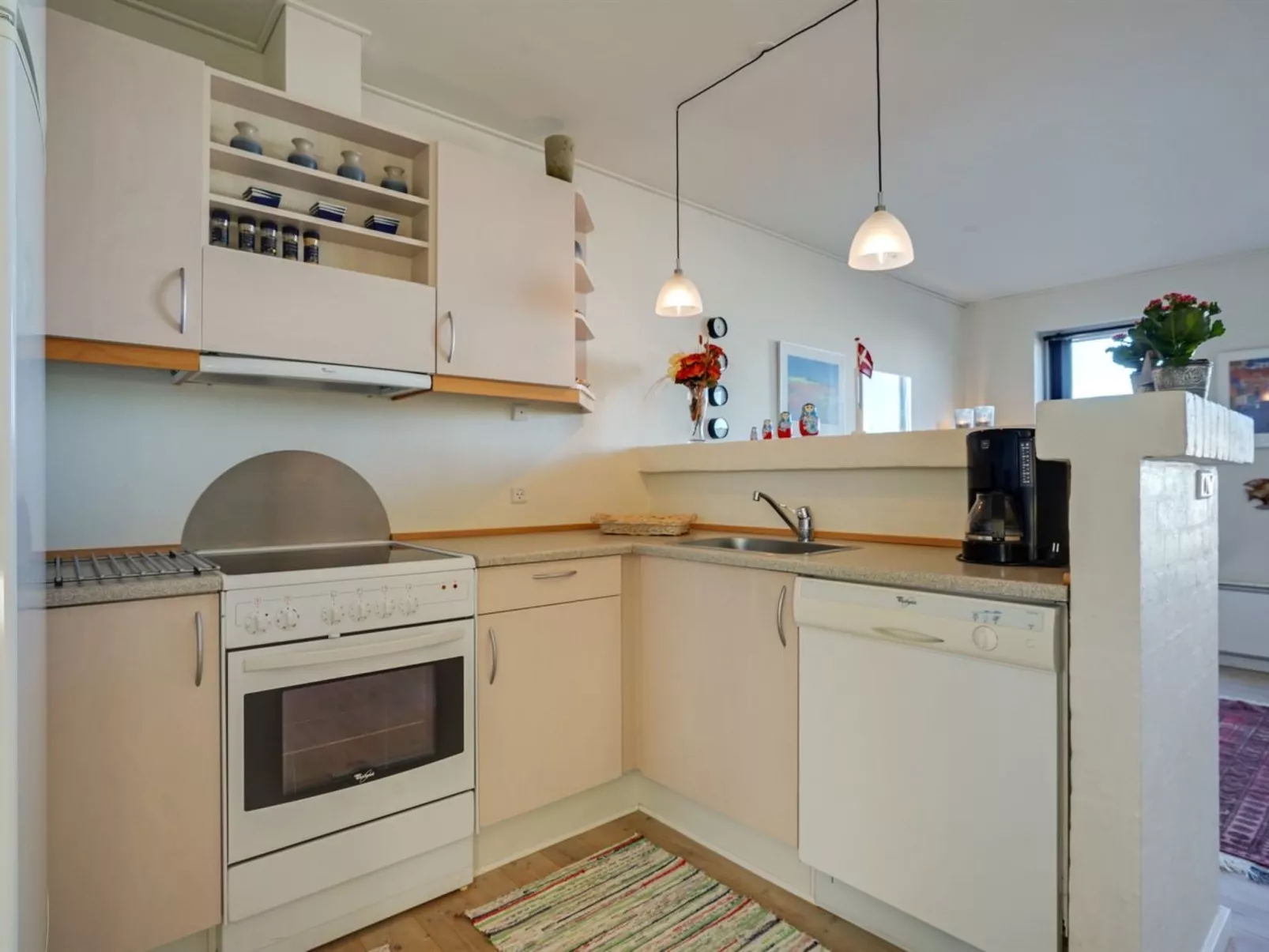 "Line" - 10m from the sea-Binnen